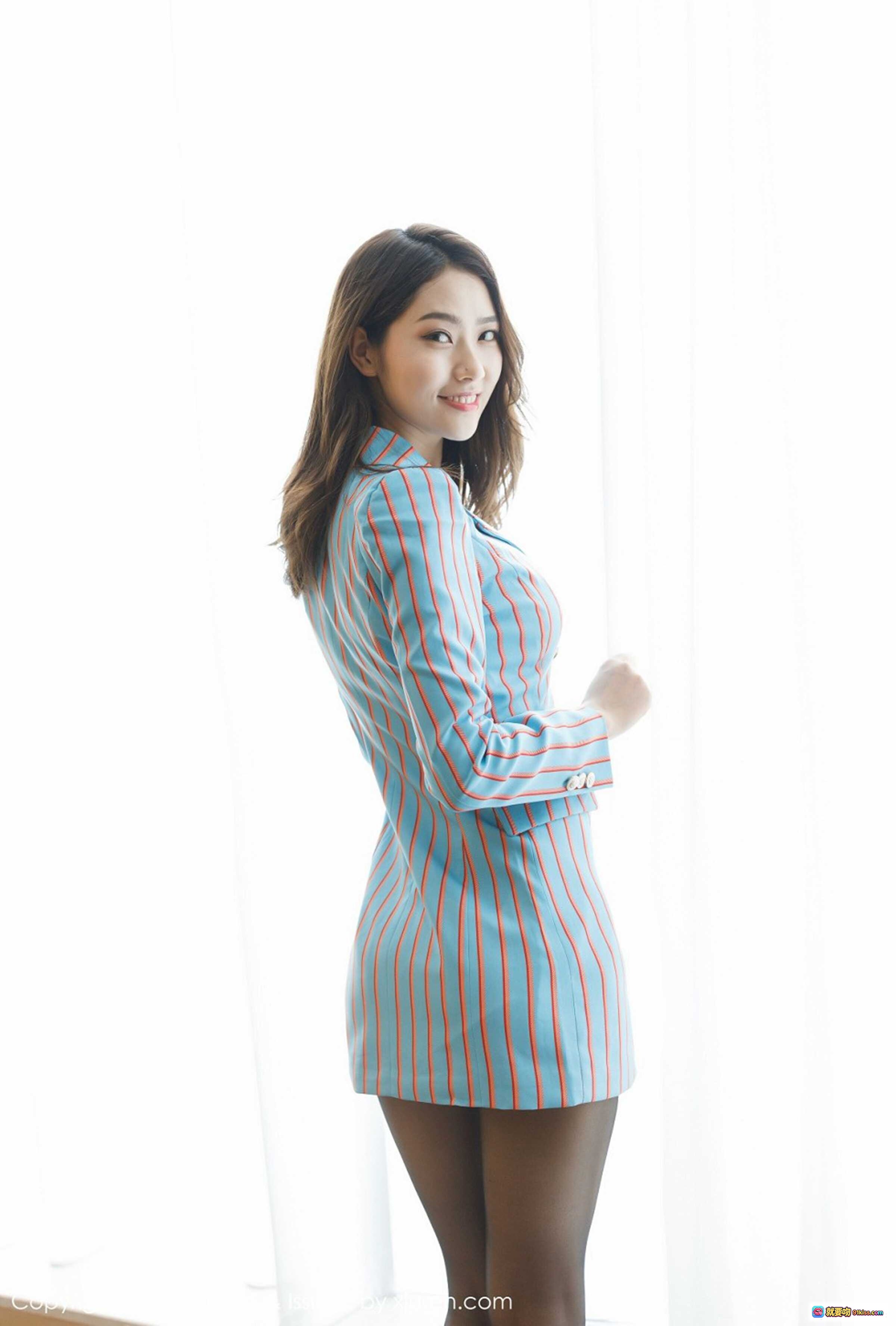 图片[1] - 方子萱条纹连衣裙写真 | 职场风优雅造型 | 2020年5月Vol.472高清图集 - 就要吻