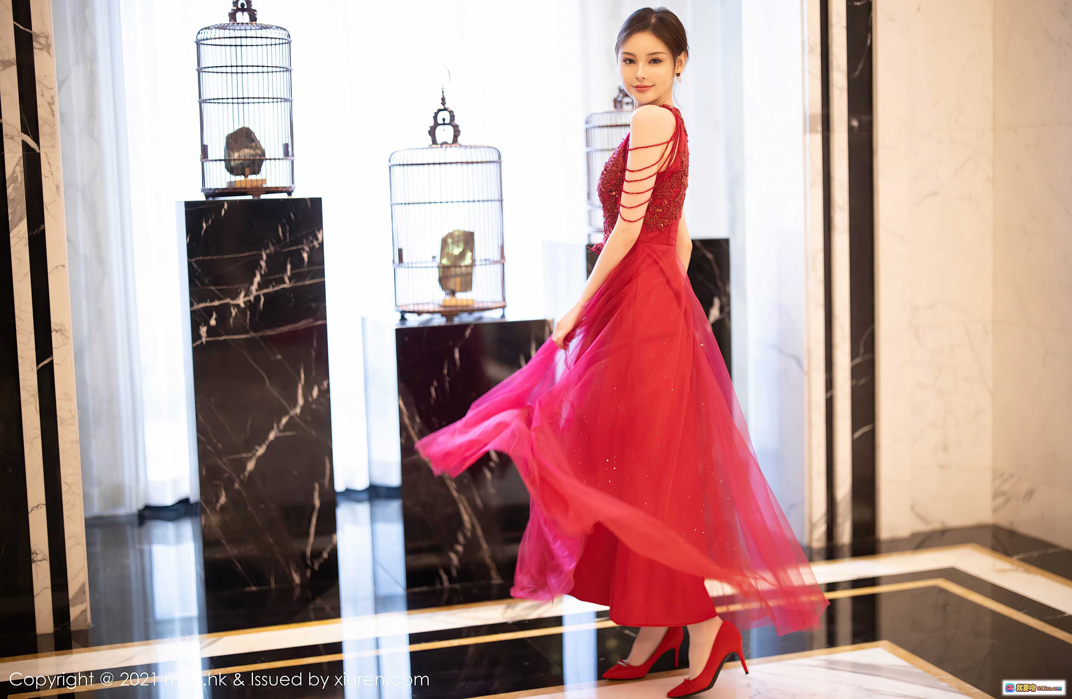图片[1] - 小夕juju红色礼服写真 | 优雅转身裙摆飞扬 | 高跟鞋搭配大理石背景 | MyGirl美媛馆Vol.560精选图集 - 就要吻