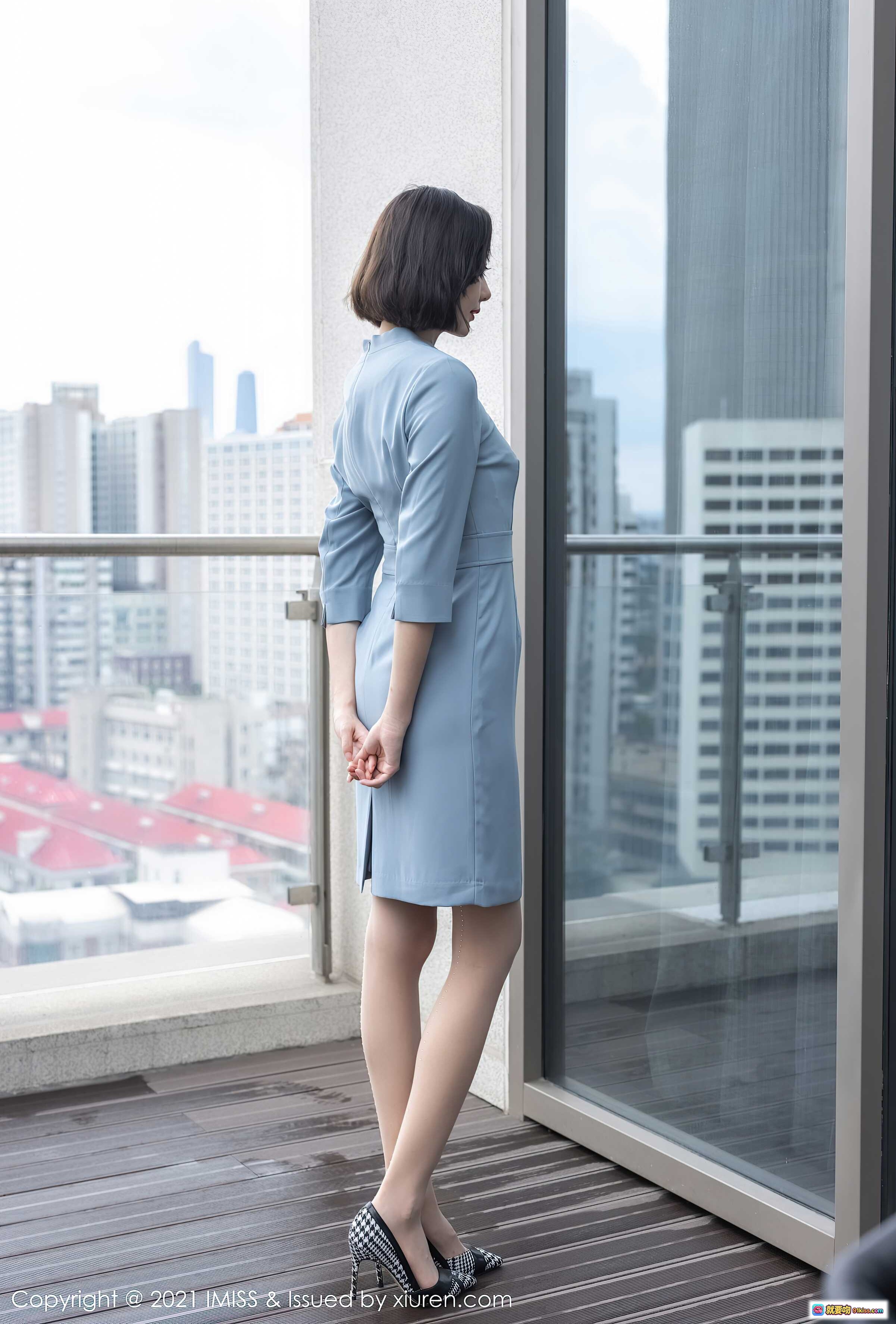 图片[4] - 艺轩优雅坐姿写真 | 灰色职业套装搭配格纹高跟鞋 | 室内沙发美腿特写 | IMiss Vol.609 2021.07.02 - 就要吻