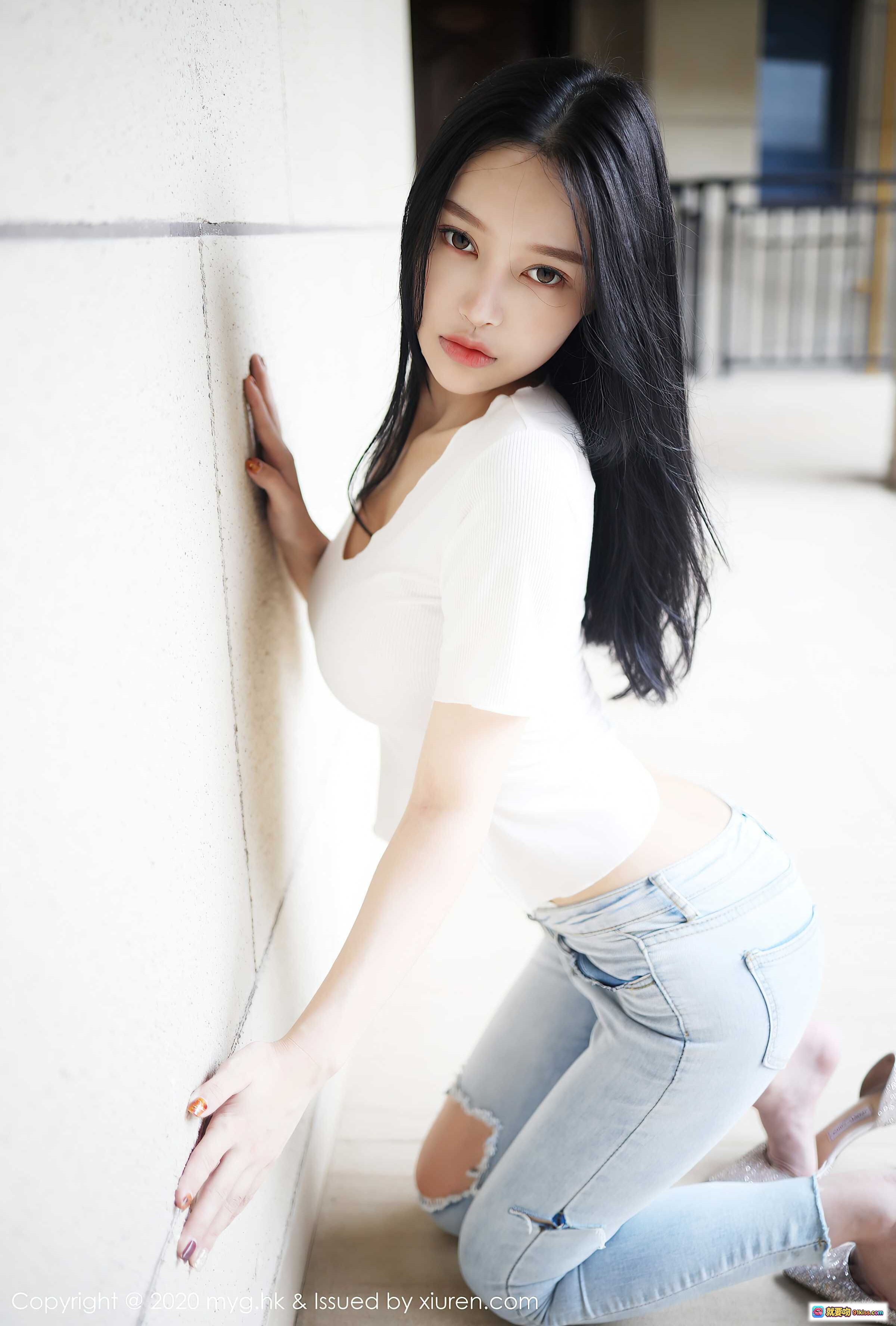 图片[4] - 唐琪儿性感写真 | 白色短袖+浅蓝破洞牛仔裤 | 高跟鞋美腿姿势 | MyGirl美媛馆2020 VOL.459 - 就要吻