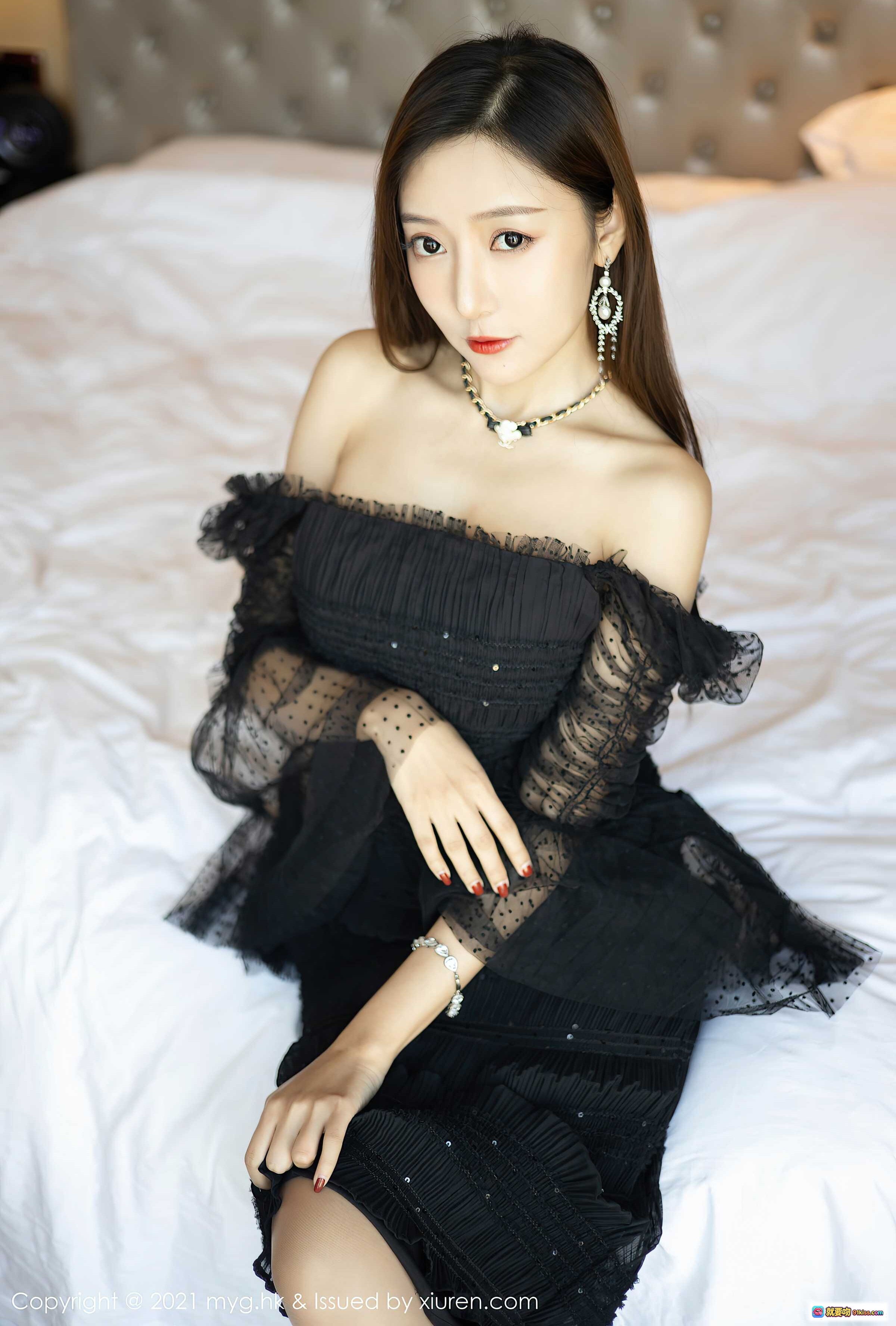 图片[2] - 王馨瑶yanni旗袍写真｜MyGirl美媛馆VOL.482｜浅绿花卉旗袍性感私房照｜红沙发居家氛围感大片 - 就要吻