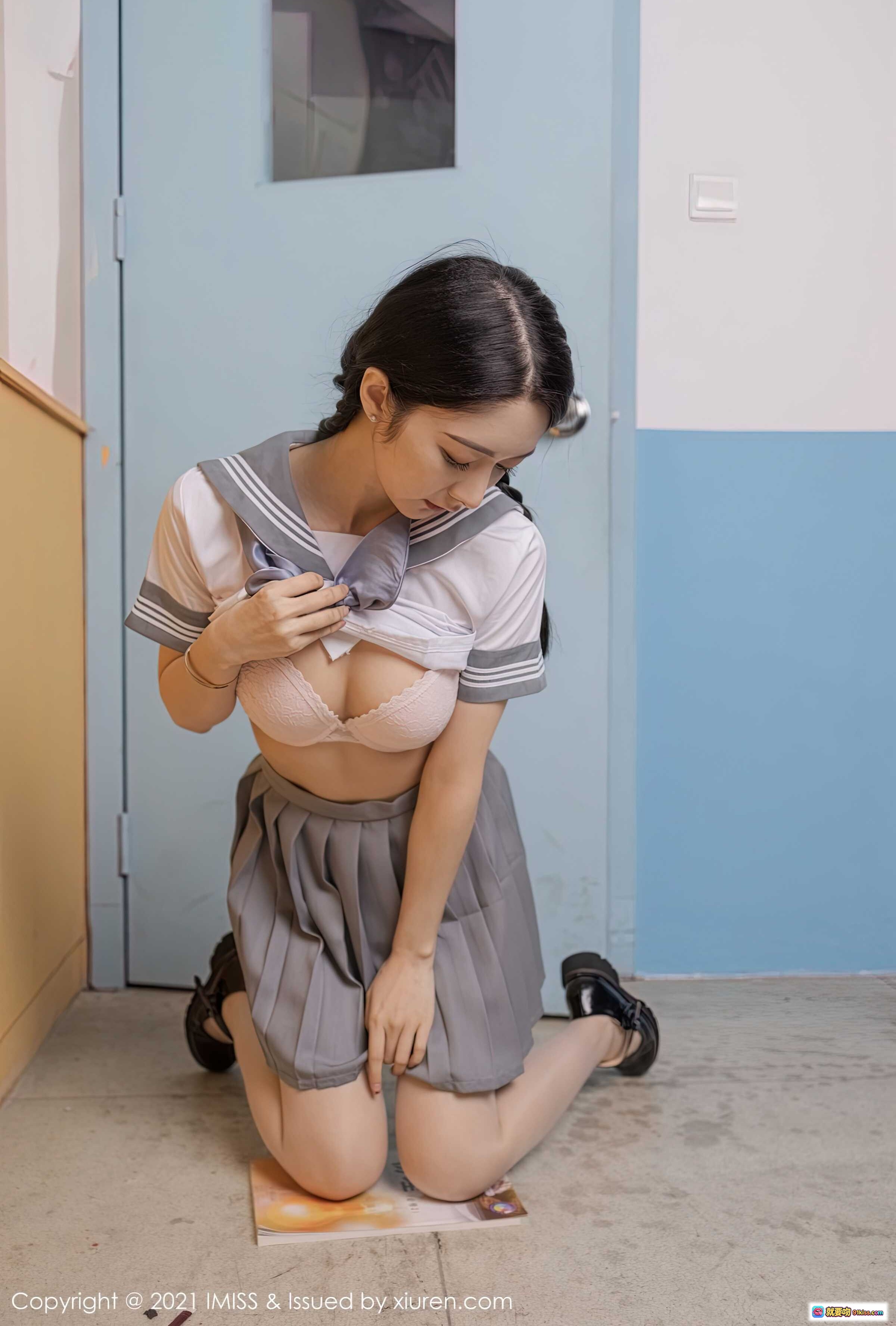 图片[4] - IMiss Angela 学院风制服少女教室写真 丝袜美腿双马尾清纯校园风摄影集 - 就要吻