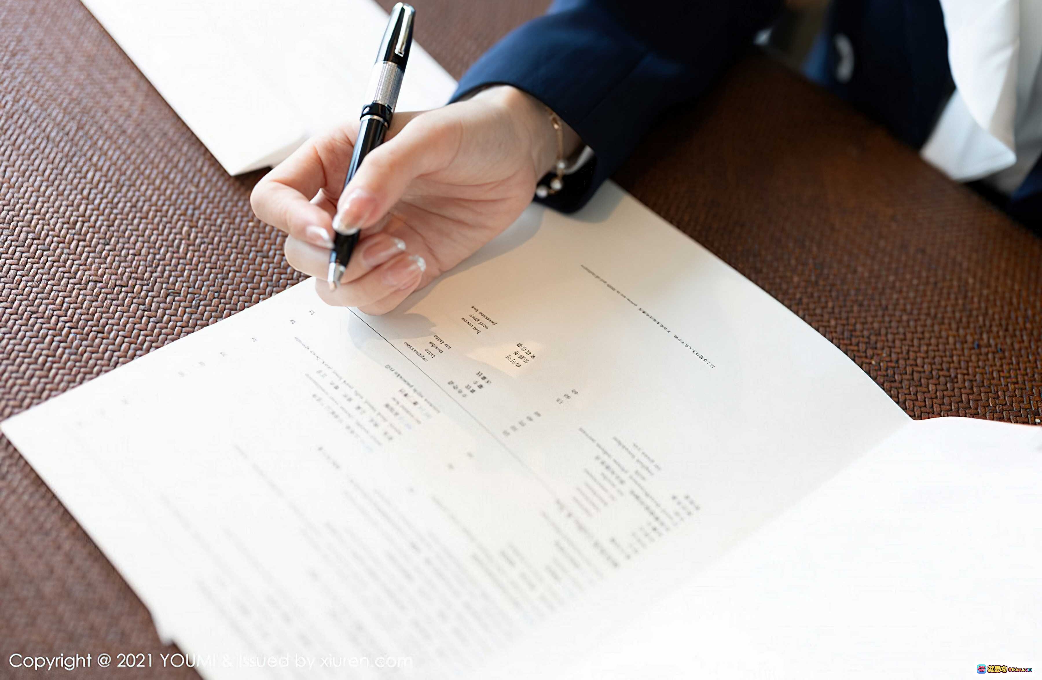 图片[3] - 周于希Sandy职场精英形象 | 开发部经理专注办公场景 | 商务西装白衬衫专业写真 | YOUMI 2021 Vol.606高清图集 - 就要吻