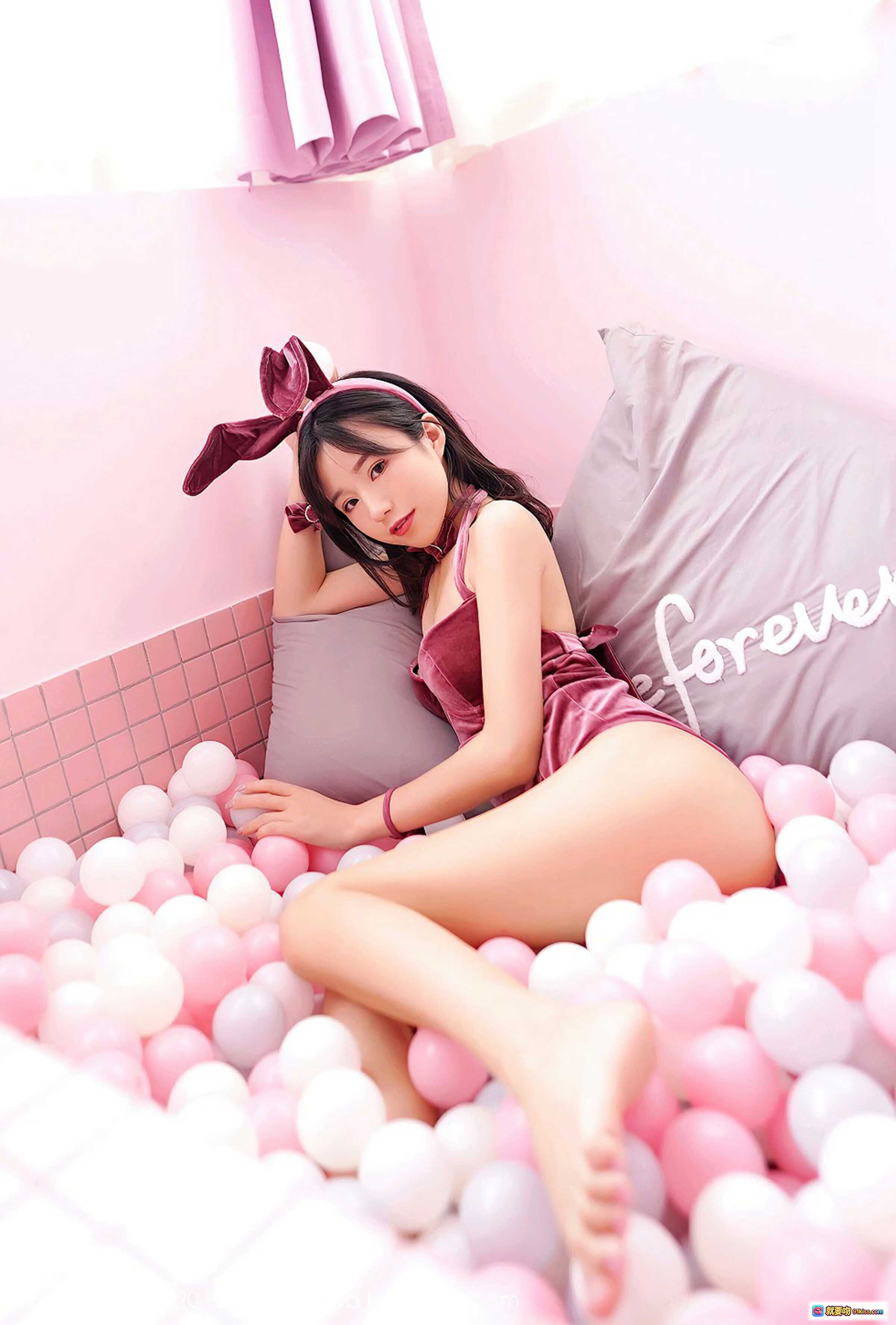 图片[8] - 仓井优香粉色球池写真 | 兔耳发箍丝绒泳衣 | 甜美少女风室内摄影 | FEILIN Vol.339 2020.09.01 - 就要吻