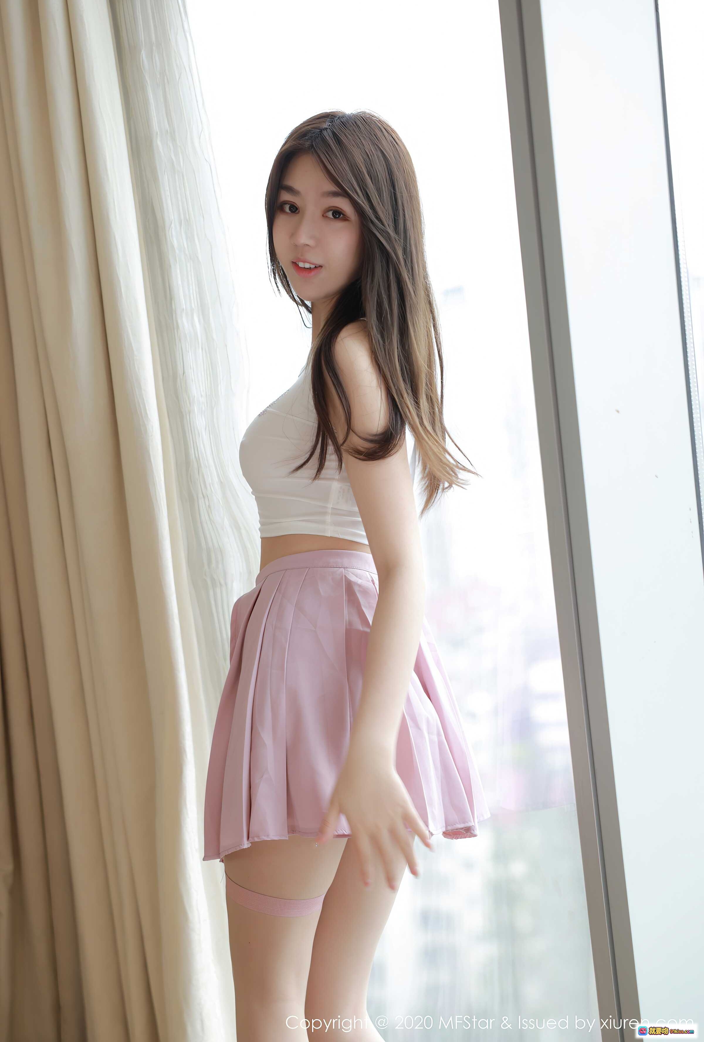图片[1] - 梦梵MFStar模范学院2020.09.10 Vol.384 白色吊带上衣+粉色百褶短裙 窗边柔光写真 甜美少女风高清图集 - 就要吻