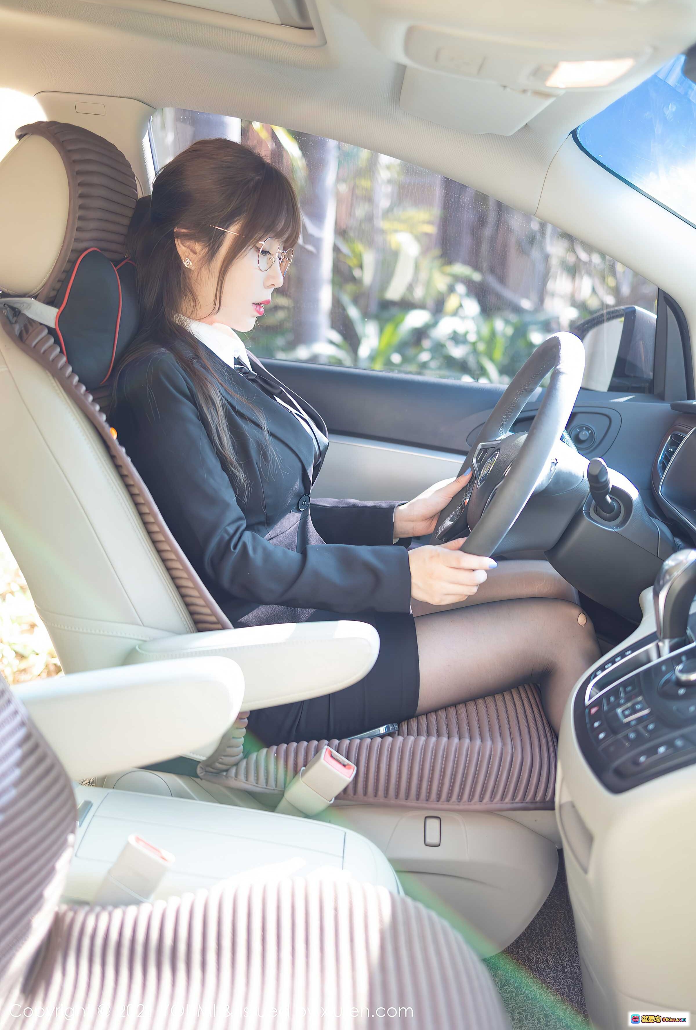 图片[3] - 王雨纯车拍写真 | 熟女职场风 | 黑色西装制服 | 户外绿植背景 | 优雅气质美女 | YOUMI VOL.636 - 就要吻