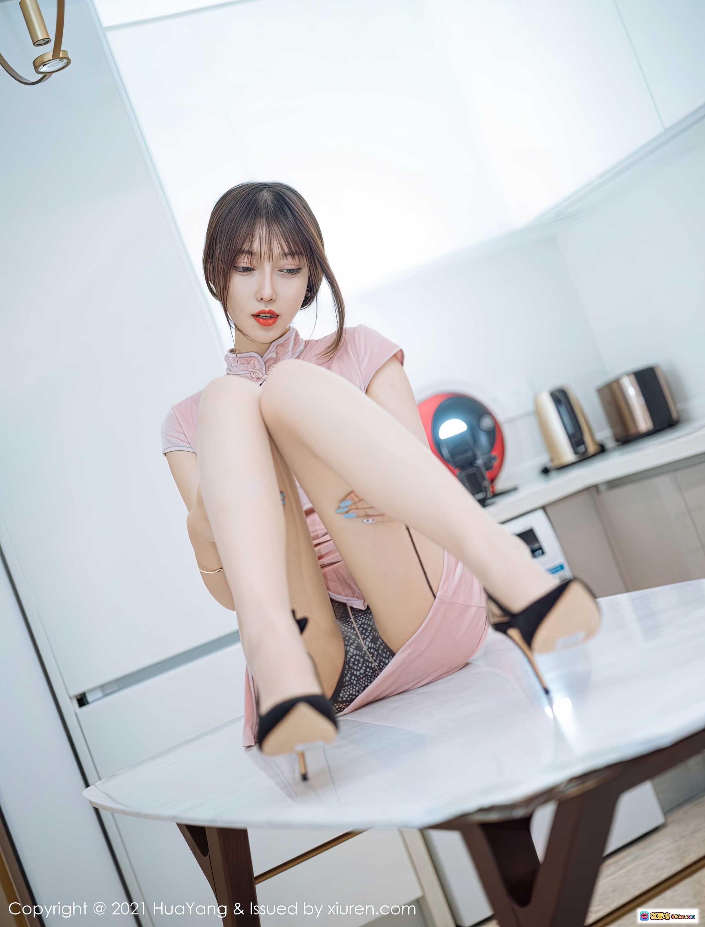 图片[6] - HuaYang花漾2021.07.23 Vol.430 玥儿玥er粉色旗袍黑丝美腿高跟走廊写真 - 就要吻