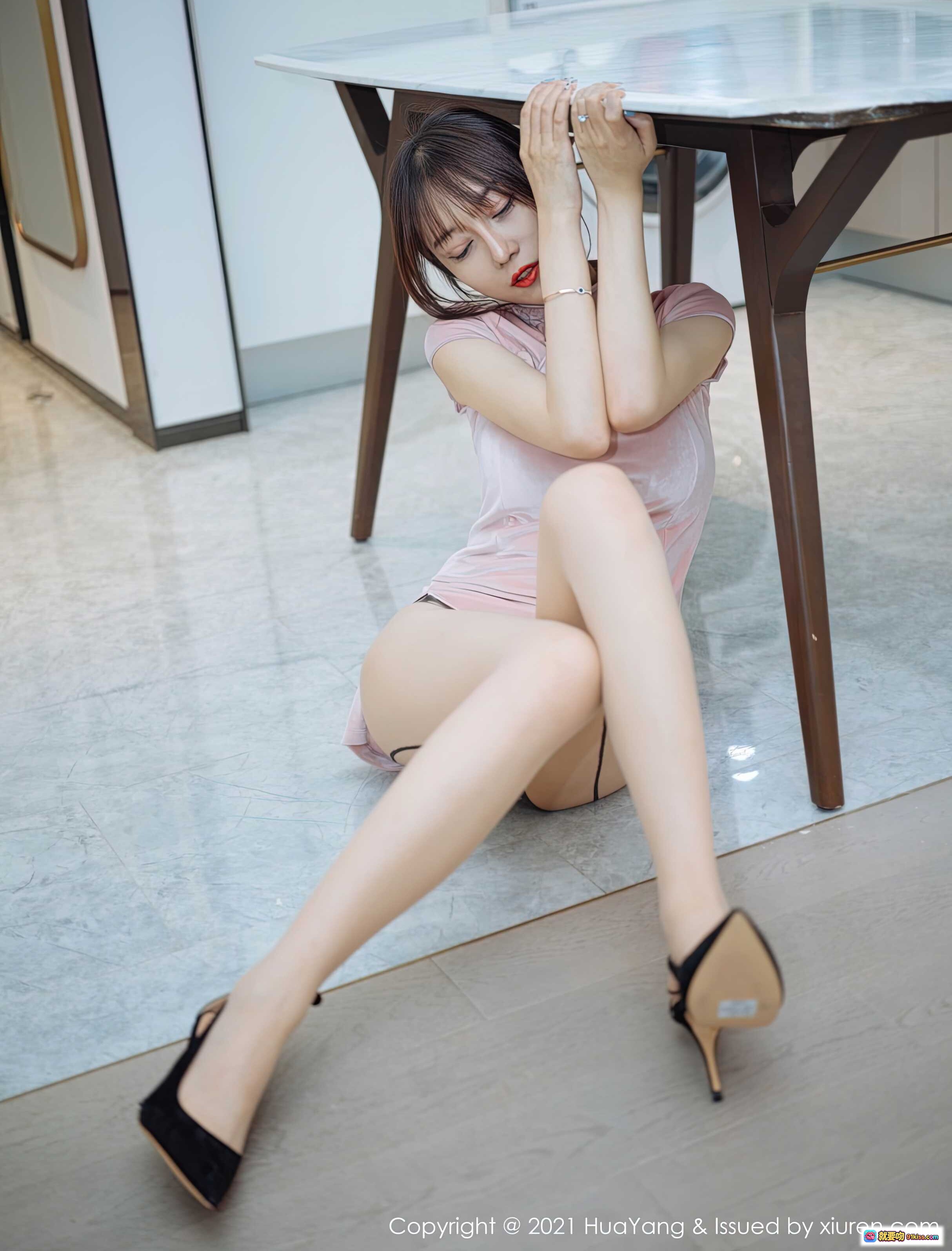 图片[2] - HuaYang花漾2021.07.23 Vol.430 玥儿玥er粉色旗袍黑丝美腿高跟走廊写真 - 就要吻