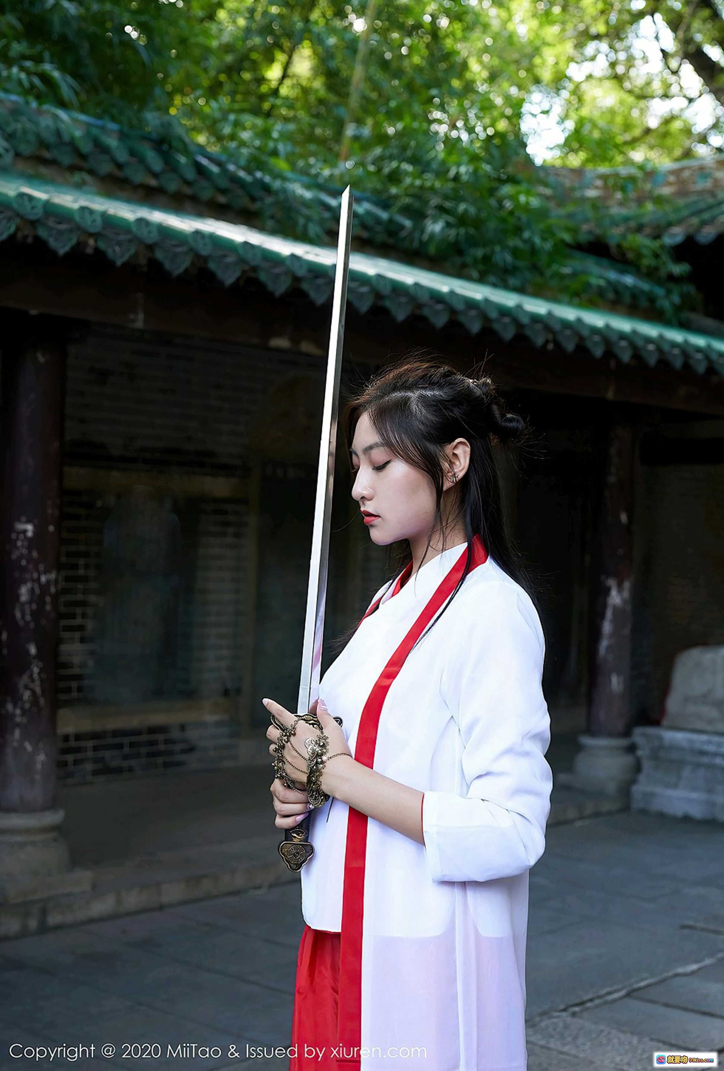 图片[3] - 古风美女茵茵闭目沉思 红白汉服配精致手链 木质窗棂光影柔美写真 - 就要吻