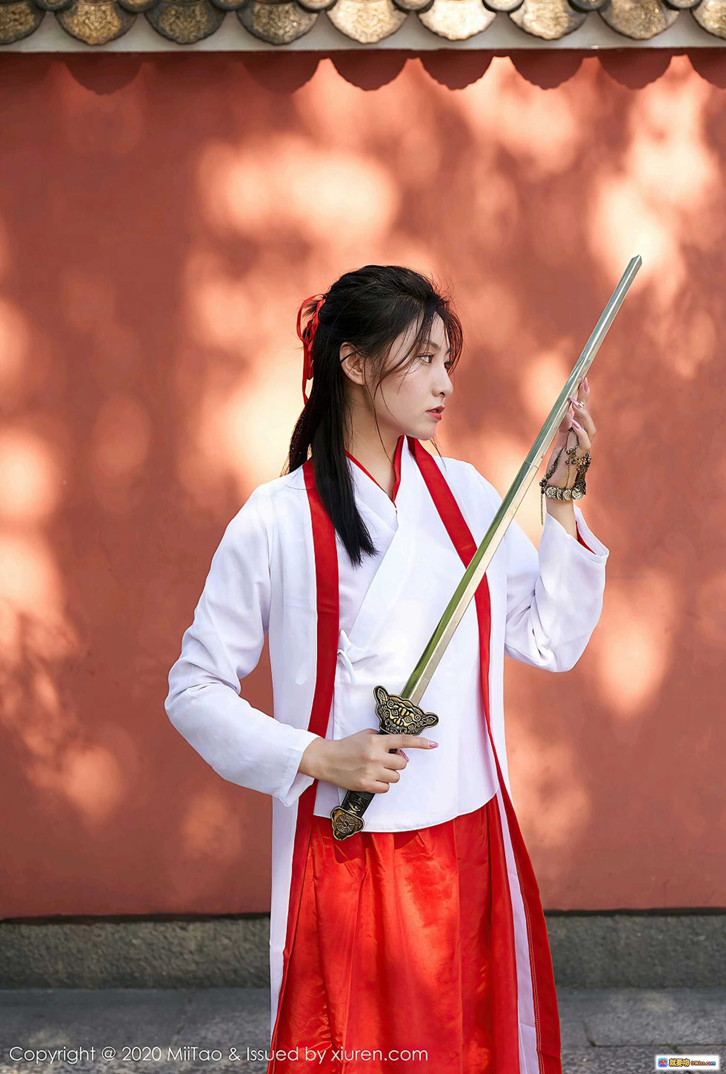 图片[6] - 古风美女茵茵闭目沉思 红白汉服配精致手链 木质窗棂光影柔美写真 - 就要吻