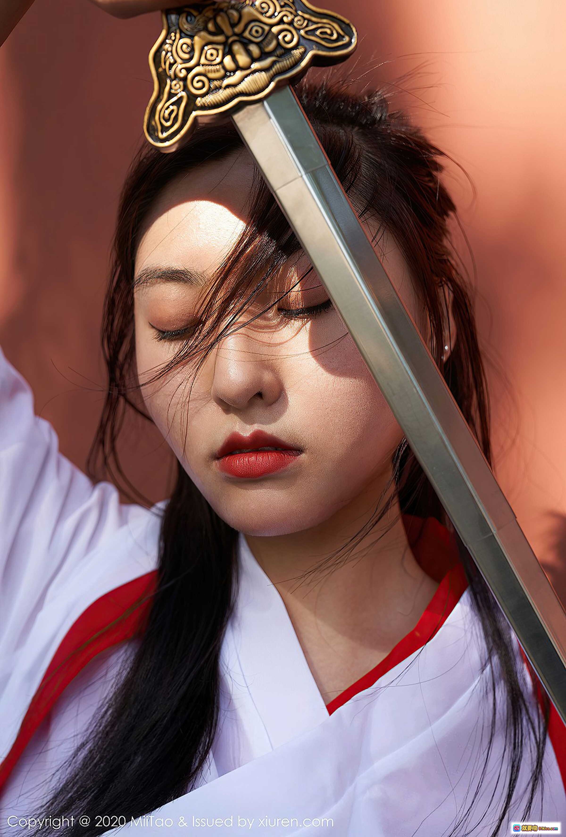 图片[2] - 古风美女茵茵闭目沉思 红白汉服配精致手链 木质窗棂光影柔美写真 - 就要吻