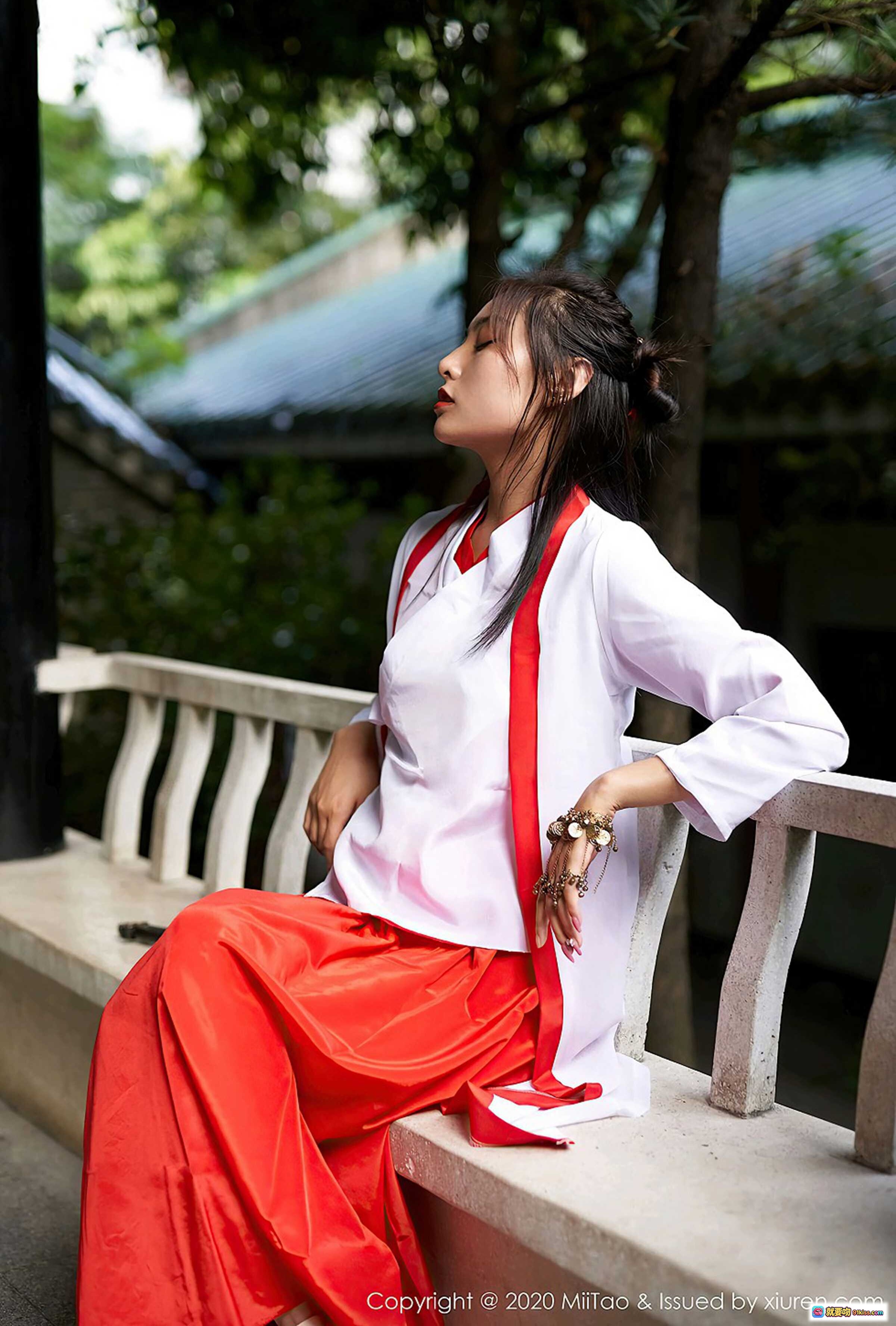 图片[8] - 古风美女茵茵闭目沉思 红白汉服配精致手链 木质窗棂光影柔美写真 - 就要吻