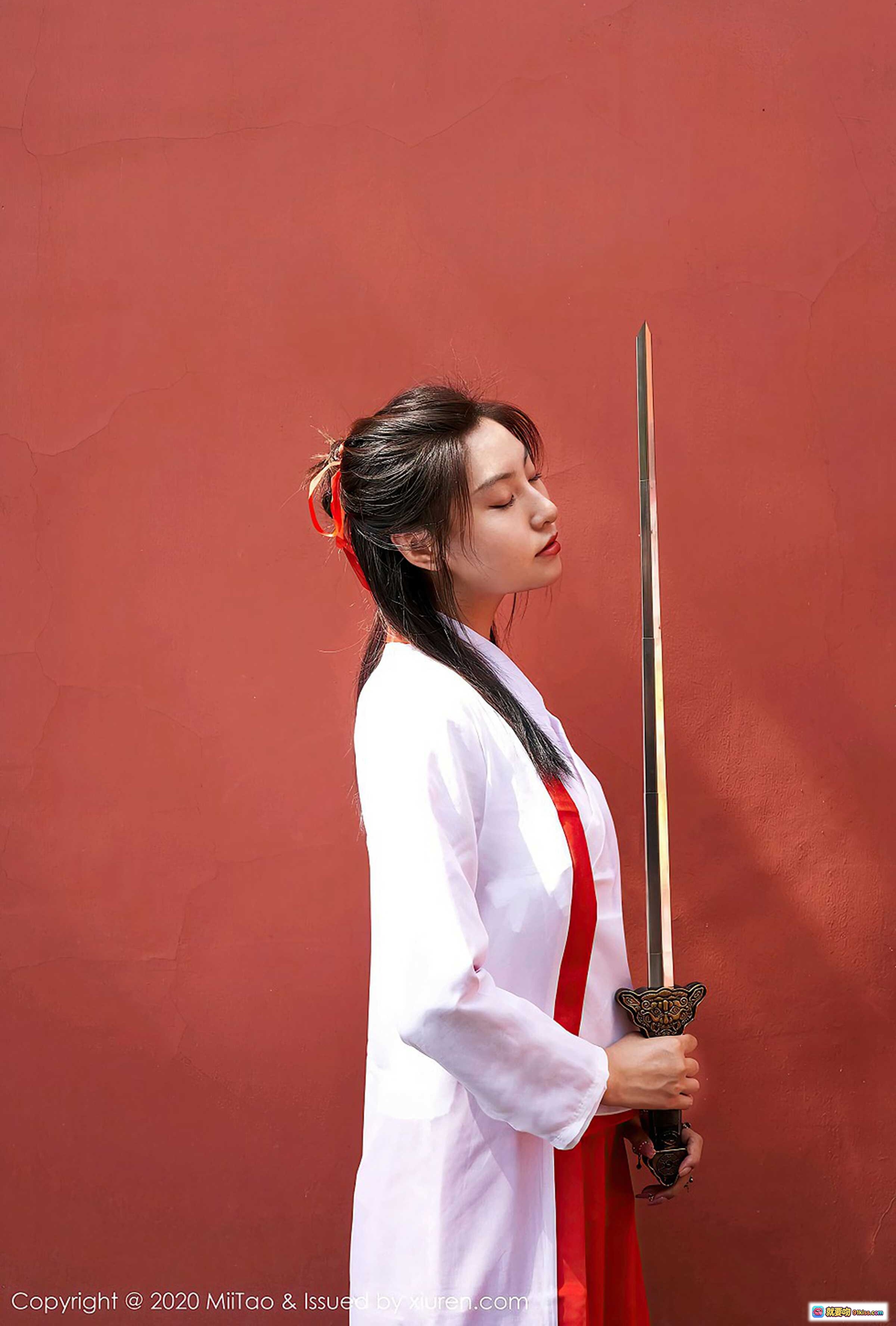 图片[9] - 古风美女茵茵闭目沉思 红白汉服配精致手链 木质窗棂光影柔美写真 - 就要吻