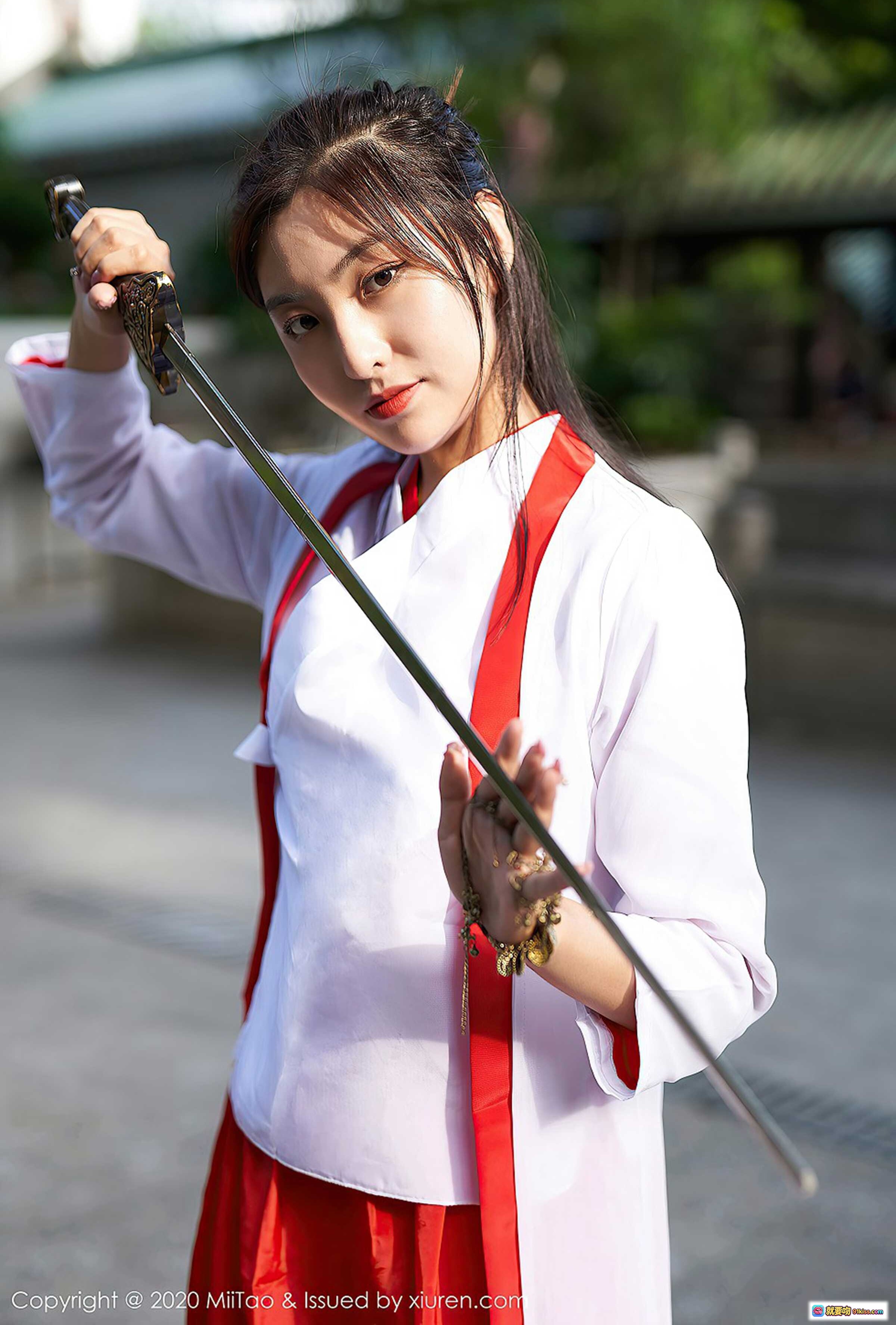 图片[4] - 古风美女茵茵闭目沉思 红白汉服配精致手链 木质窗棂光影柔美写真 - 就要吻