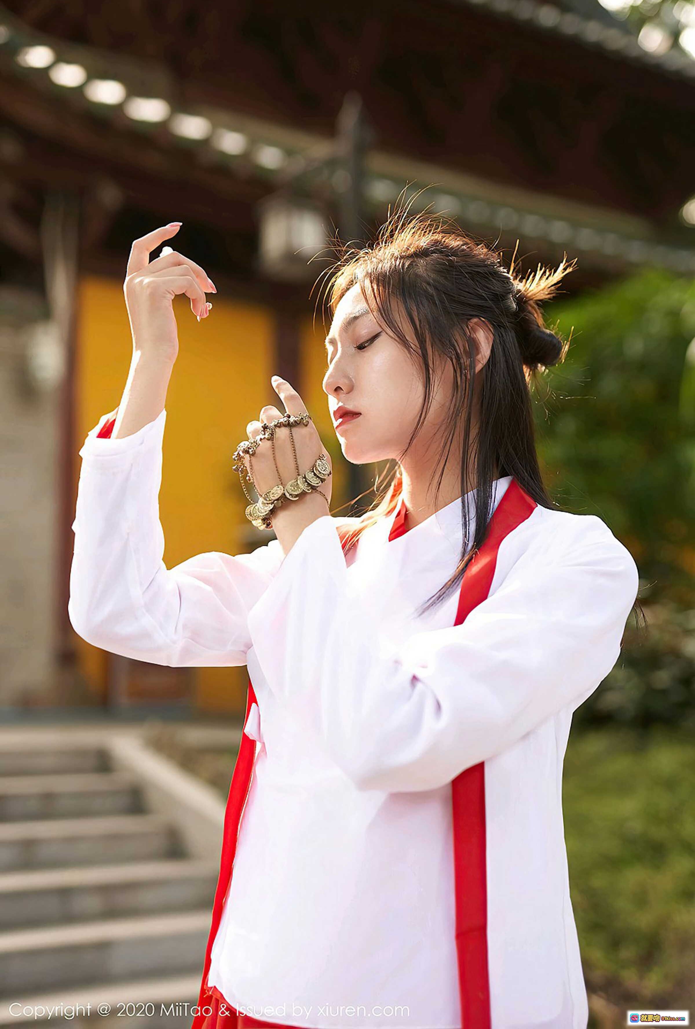 图片[7] - 古风美女茵茵闭目沉思 红白汉服配精致手链 木质窗棂光影柔美写真 - 就要吻