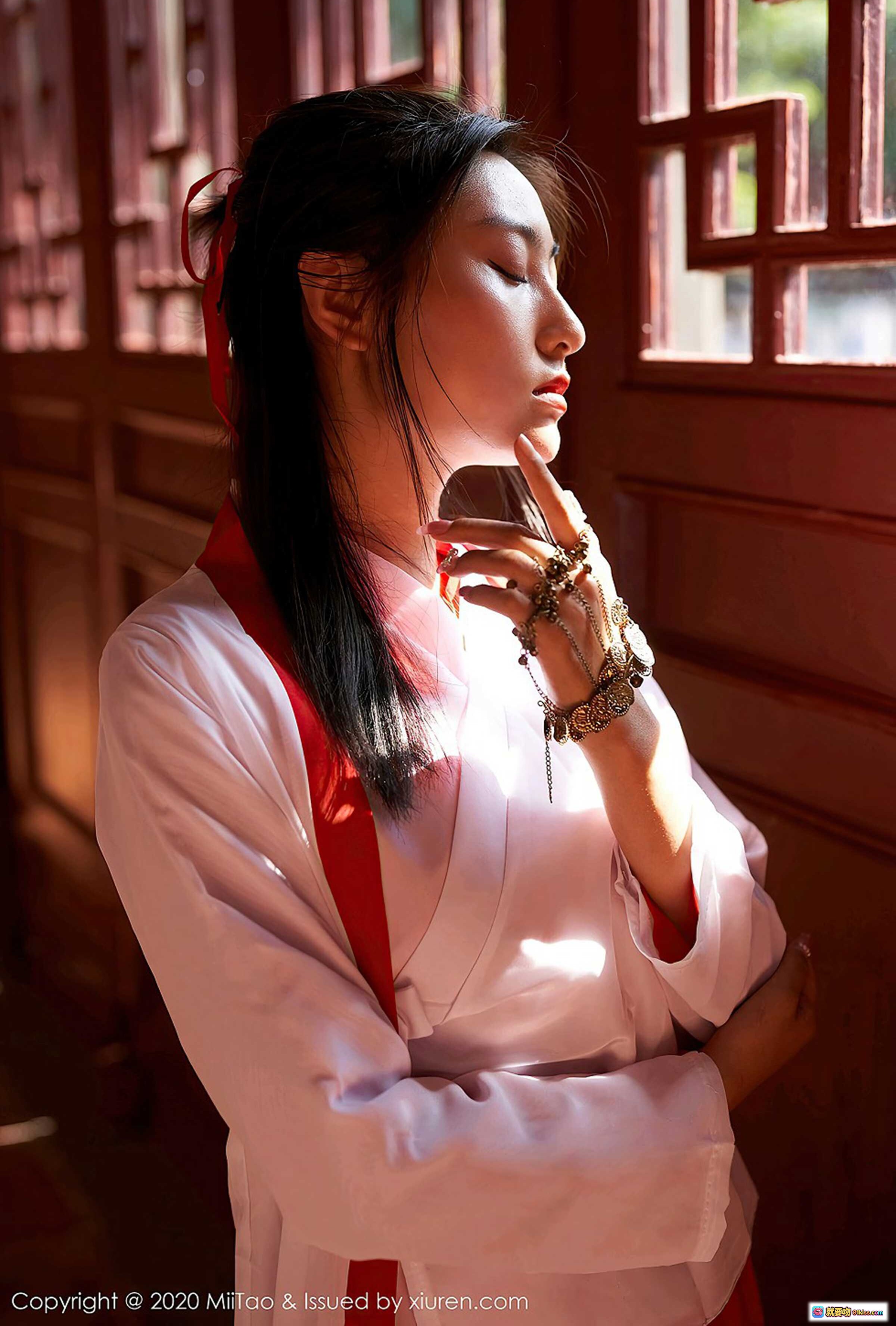 古风美女茵茵闭目沉思 红白汉服配精致手链 木质窗棂光影柔美写真 - 就要吻