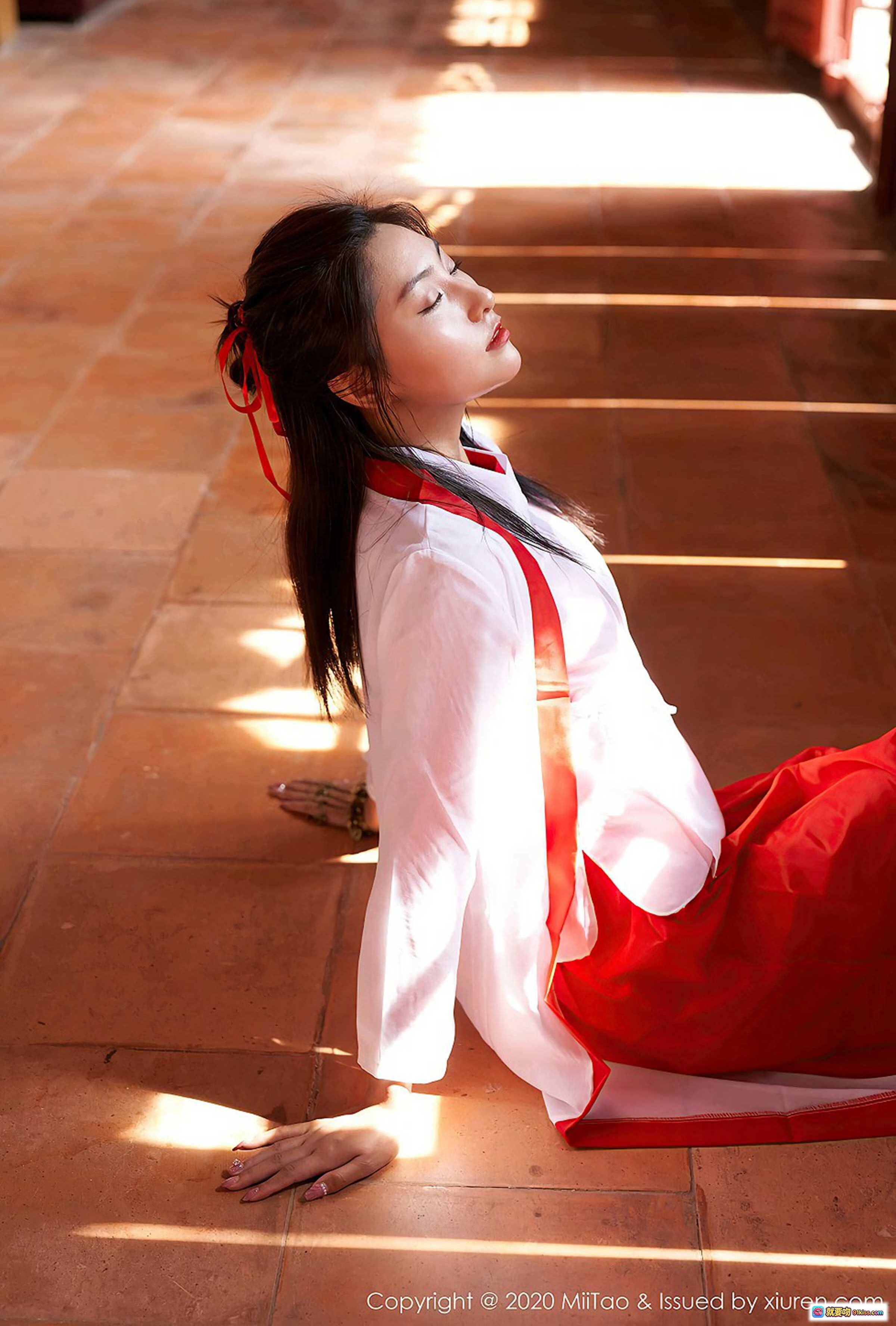 图片[5] - 古风美女茵茵闭目沉思 红白汉服配精致手链 木质窗棂光影柔美写真 - 就要吻