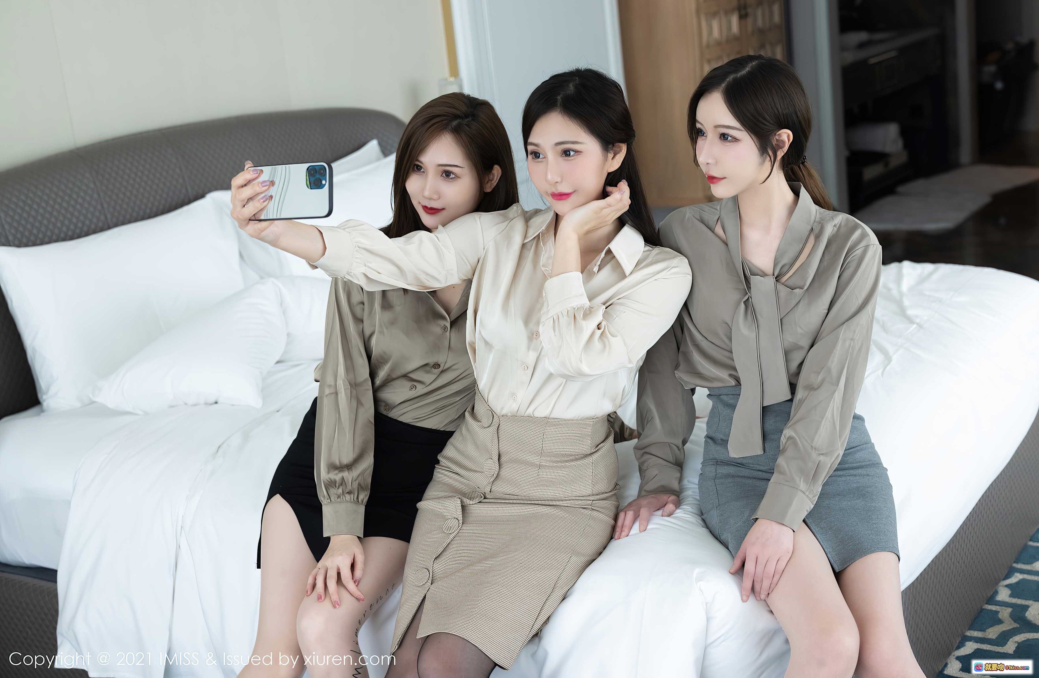 图片[4] - IMiss 2021.07.08 Vol.611 三位美女模特优雅合集 | 丝袜美腿 | 职场风衬衫短裙 | 高跟鞋 | 床上写真 | 精致妆容 | 室内摄影 - 就要吻