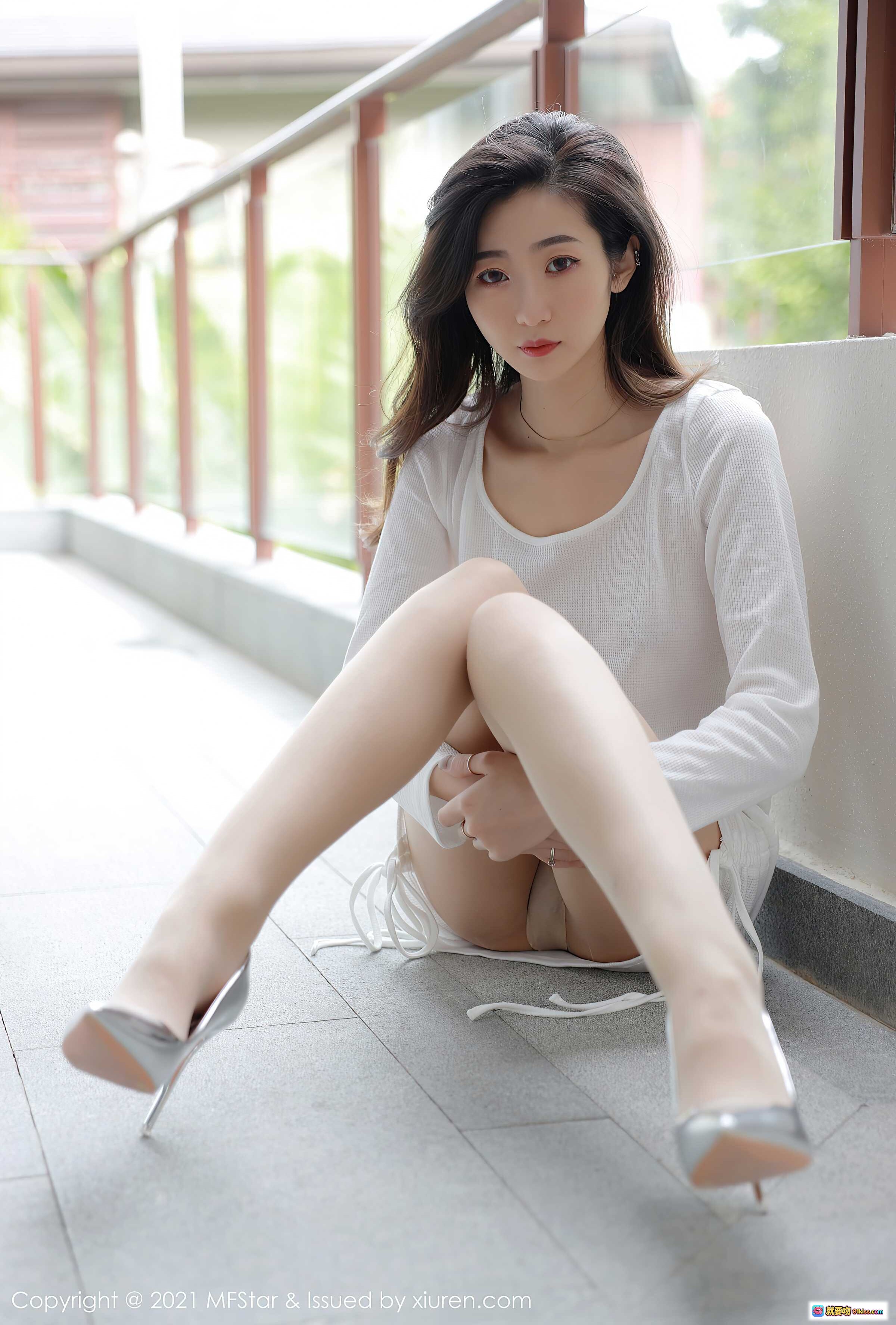 图片[4] - 安琪Yee白色长袖短裙写真｜MFStar模范学院2021 VOL.446｜室内阳台优雅美腿高跟造型 - 就要吻