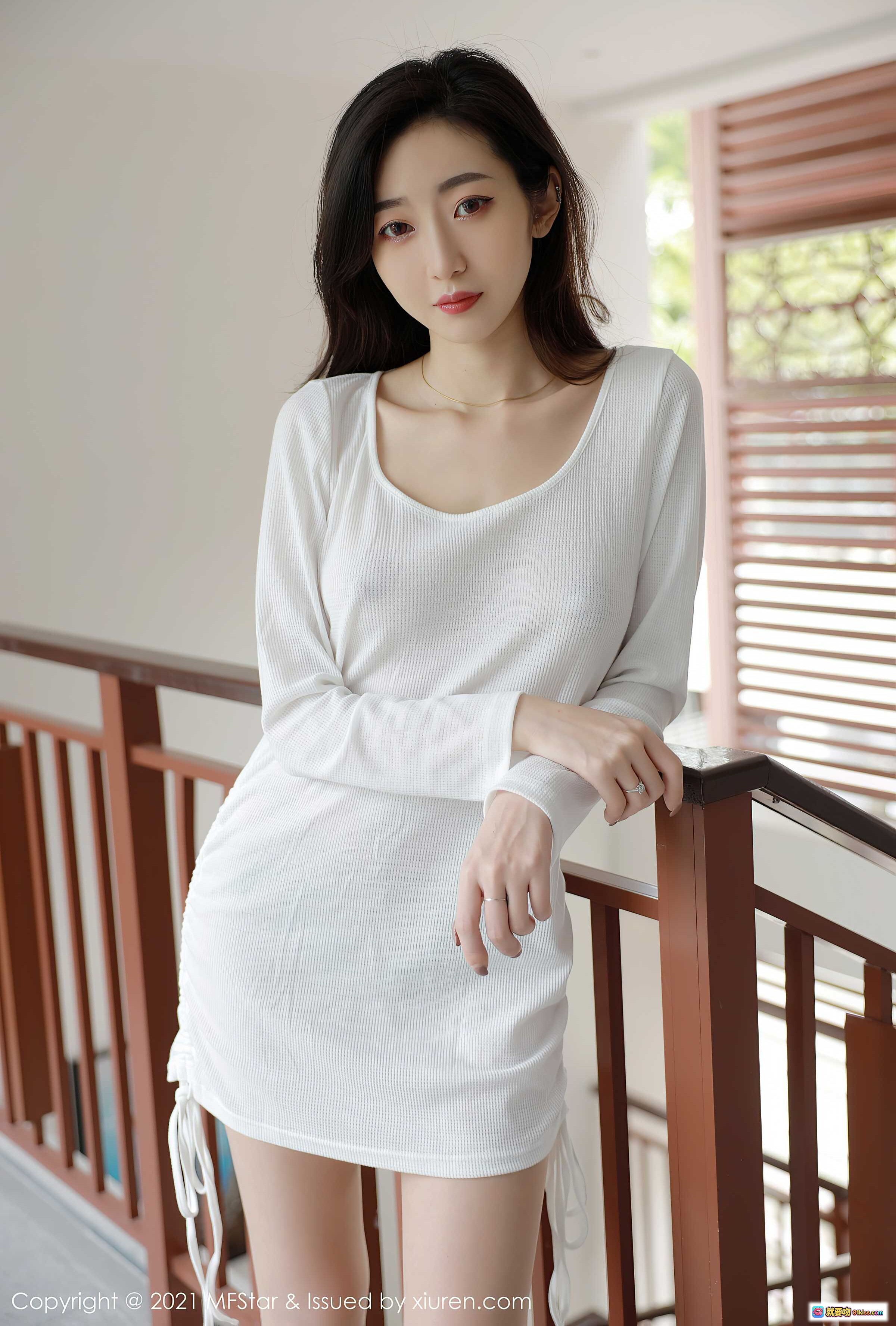 图片[8] - 安琪Yee白色长袖短裙写真｜MFStar模范学院2021 VOL.446｜室内阳台优雅美腿高跟造型 - 就要吻