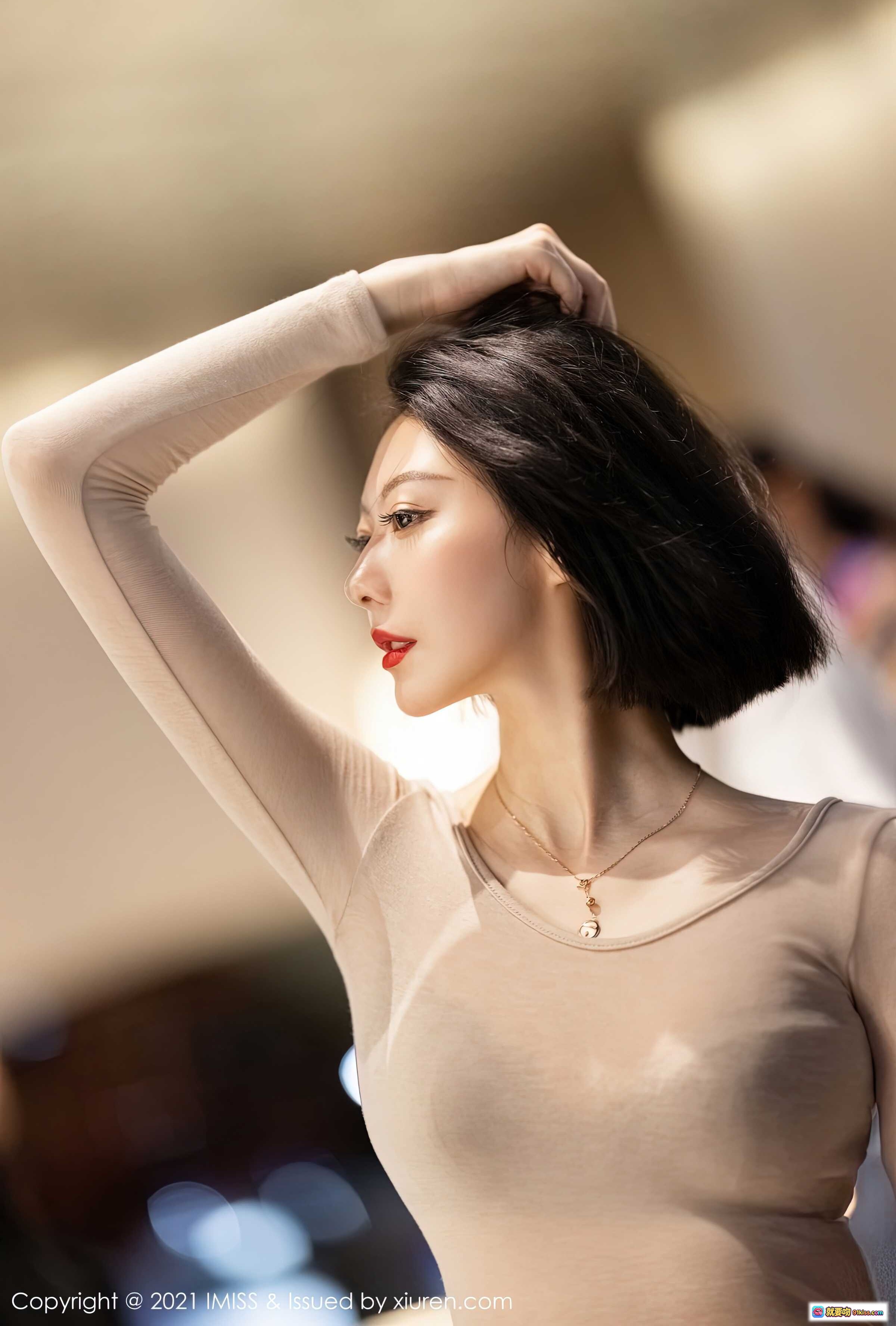 图片[1] - IMiss艺轩2021.06.04 Vol.600 美女写真 优雅短发 红唇长袖 金色项链 侧颜特写 高清人像摄影 - 就要吻