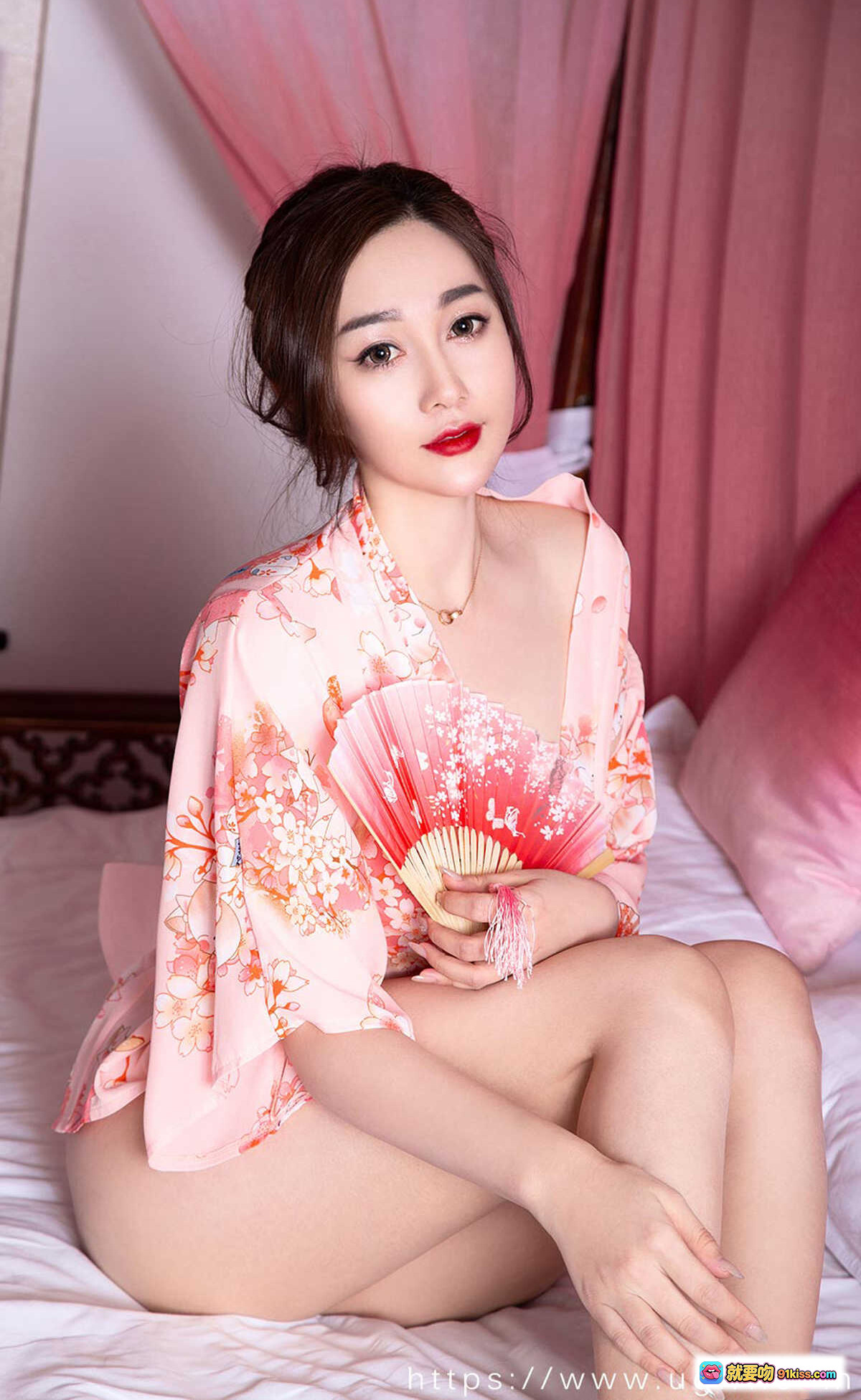 图片[3] - 宥利身穿粉色花卉旗袍坐床边，古典卧室粉纱幔帐，红扇点缀，美腿修长，Ugirls尤果网爱尤物No.2146写真 - 就要吻
