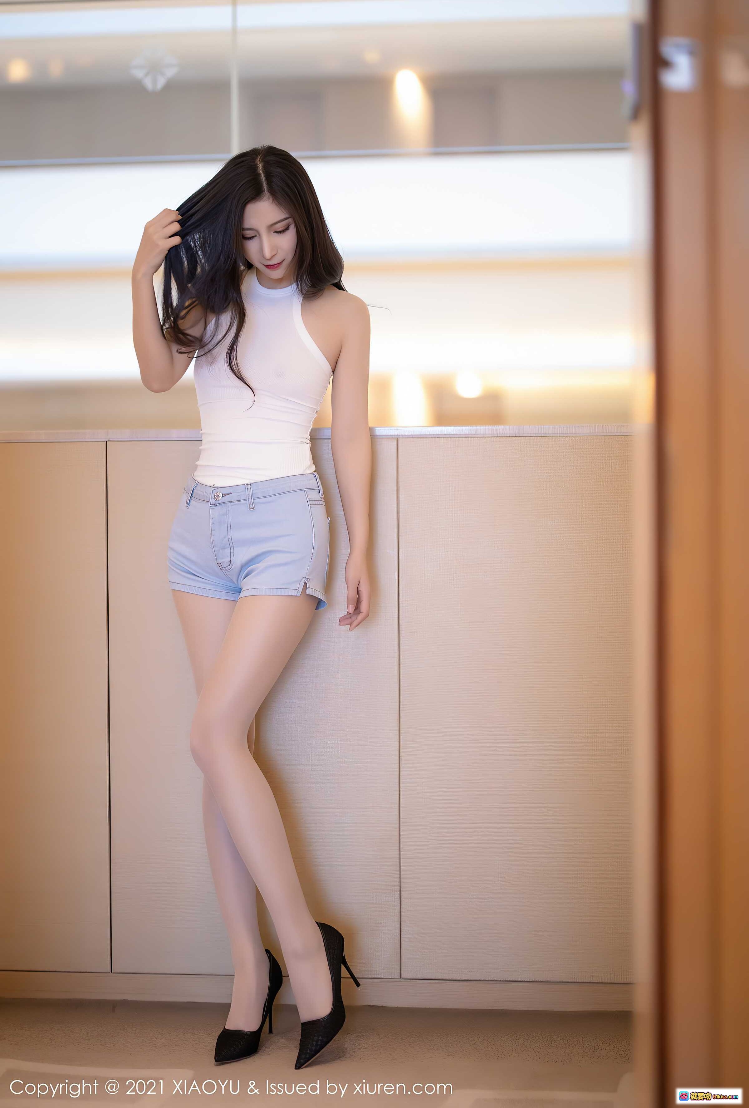 图片[1] - 小蛮妖Yummy白背心牛仔短裤黑高跟美腿写真 | XIAOYU Vol.540 2021.06.01 优雅性感室内人像摄影 - 就要吻