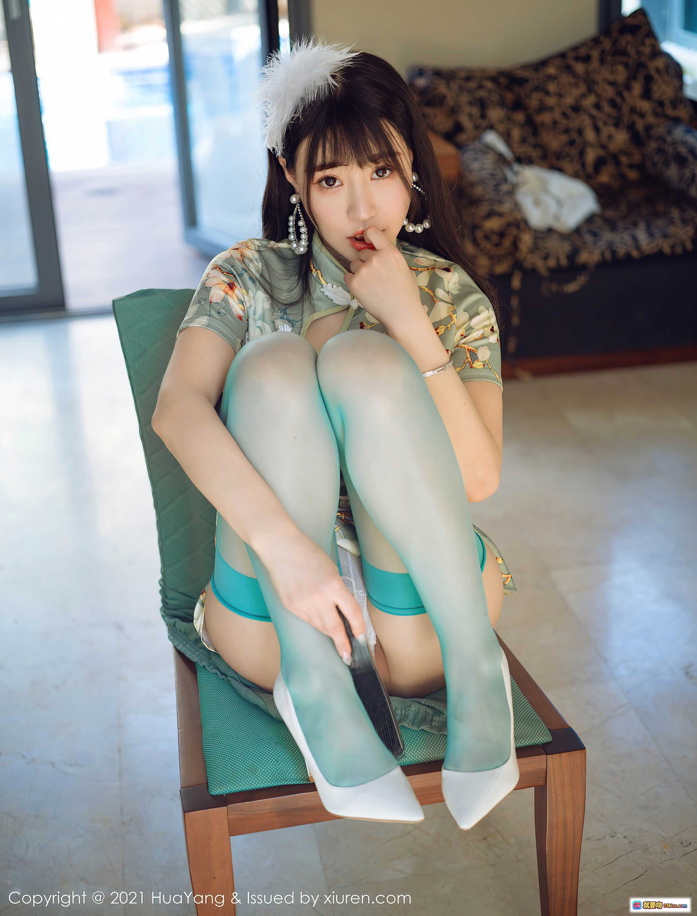 图片[7] - 朱可儿Flower旗袍写真｜浅绿花卉旗袍+薄透丝袜+高跟鞋｜HuaYang花漾2021.04.15 VOL.390优雅坐姿美腿特辑 - 就要吻