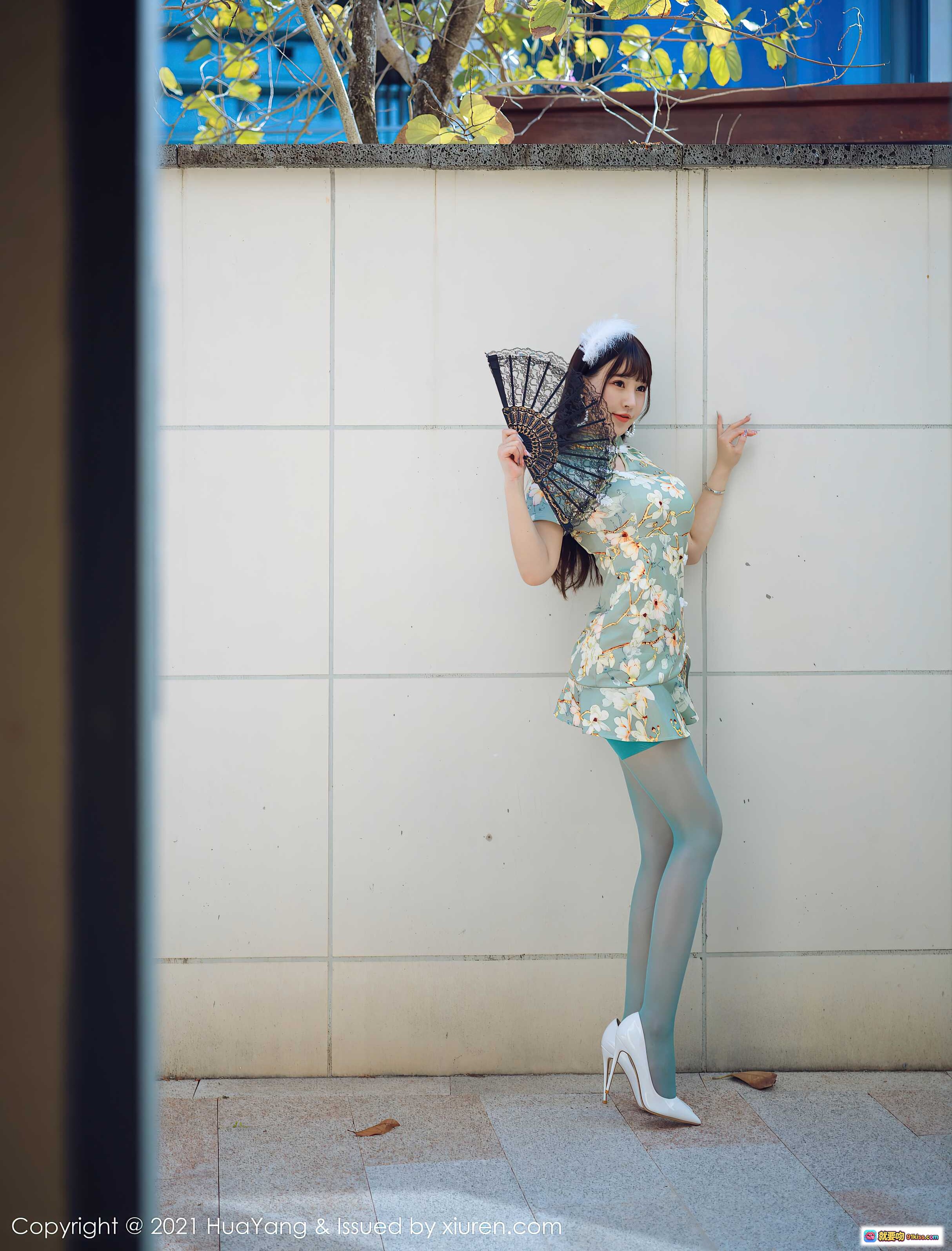 图片[3] - 朱可儿Flower旗袍写真｜浅绿花卉旗袍+薄透丝袜+高跟鞋｜HuaYang花漾2021.04.15 VOL.390优雅坐姿美腿特辑 - 就要吻