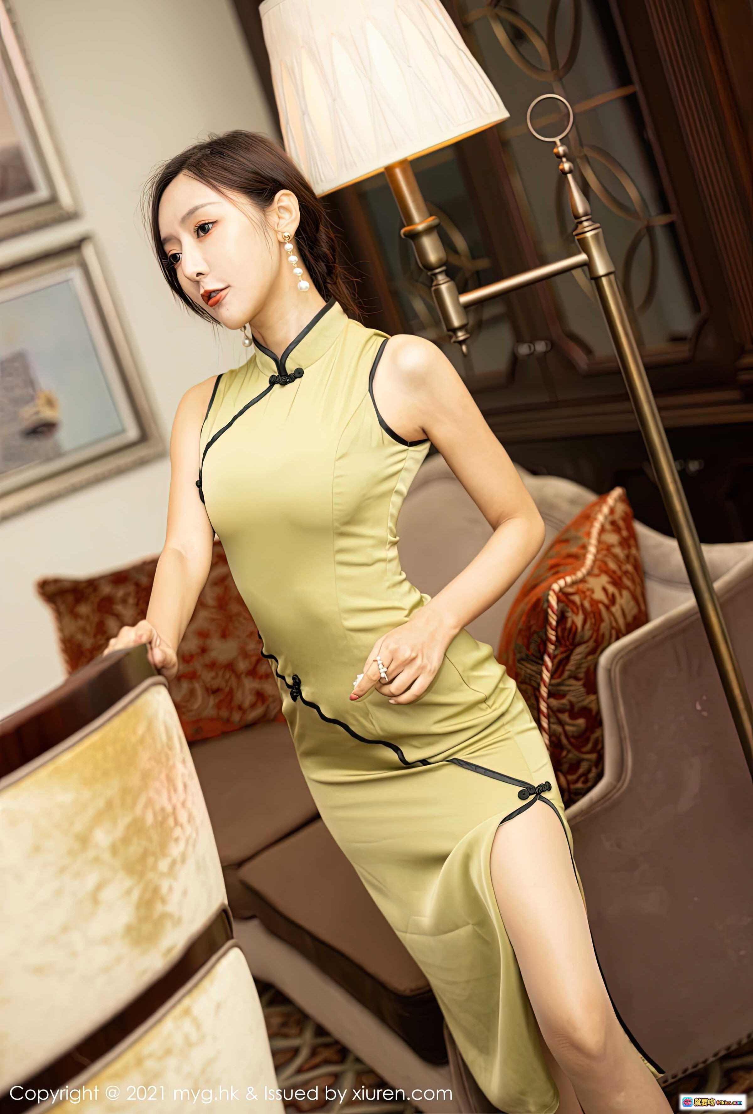图片[1] - 王馨瑶yanni优雅旗袍写真 | 浅绿高开叉修身旗袍 | 珍珠耳饰复古风 | 室内奢华场景美拍 | MyGirl美媛馆2021 Vol.551 - 就要吻