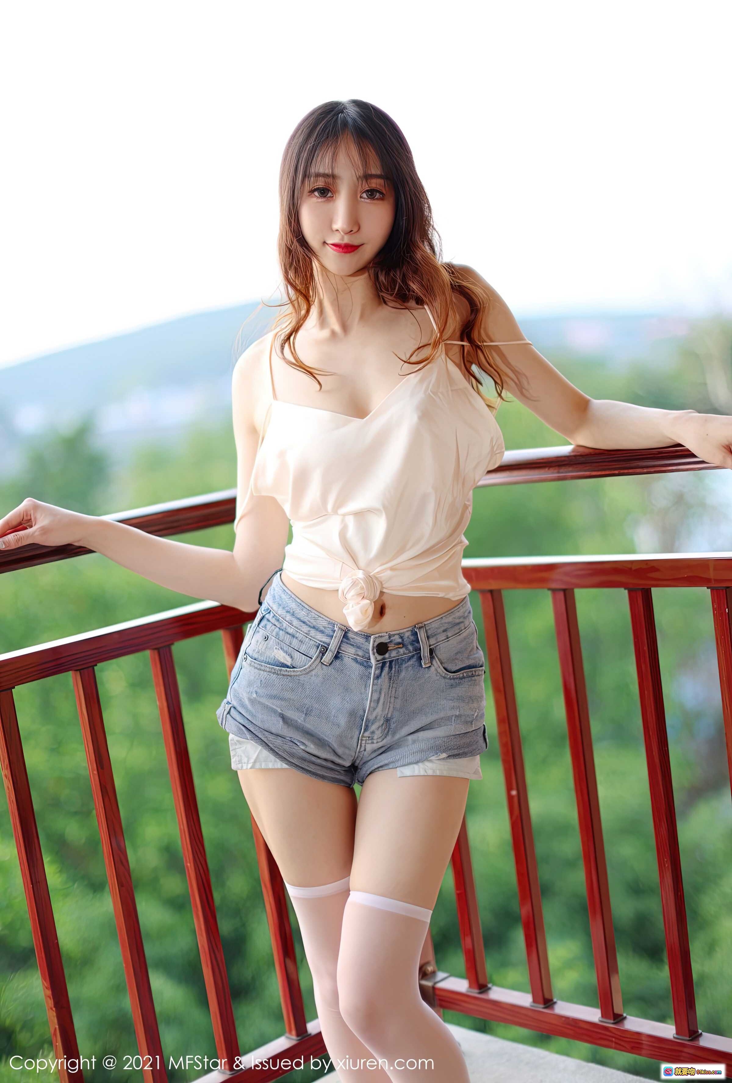 图片[6] - MFStar模范学院水水er2021.06.18 Vol.506 白色吊带上衣牛仔短裤过膝袜高跟鞋阳台写真美腿性感清新风 - 就要吻