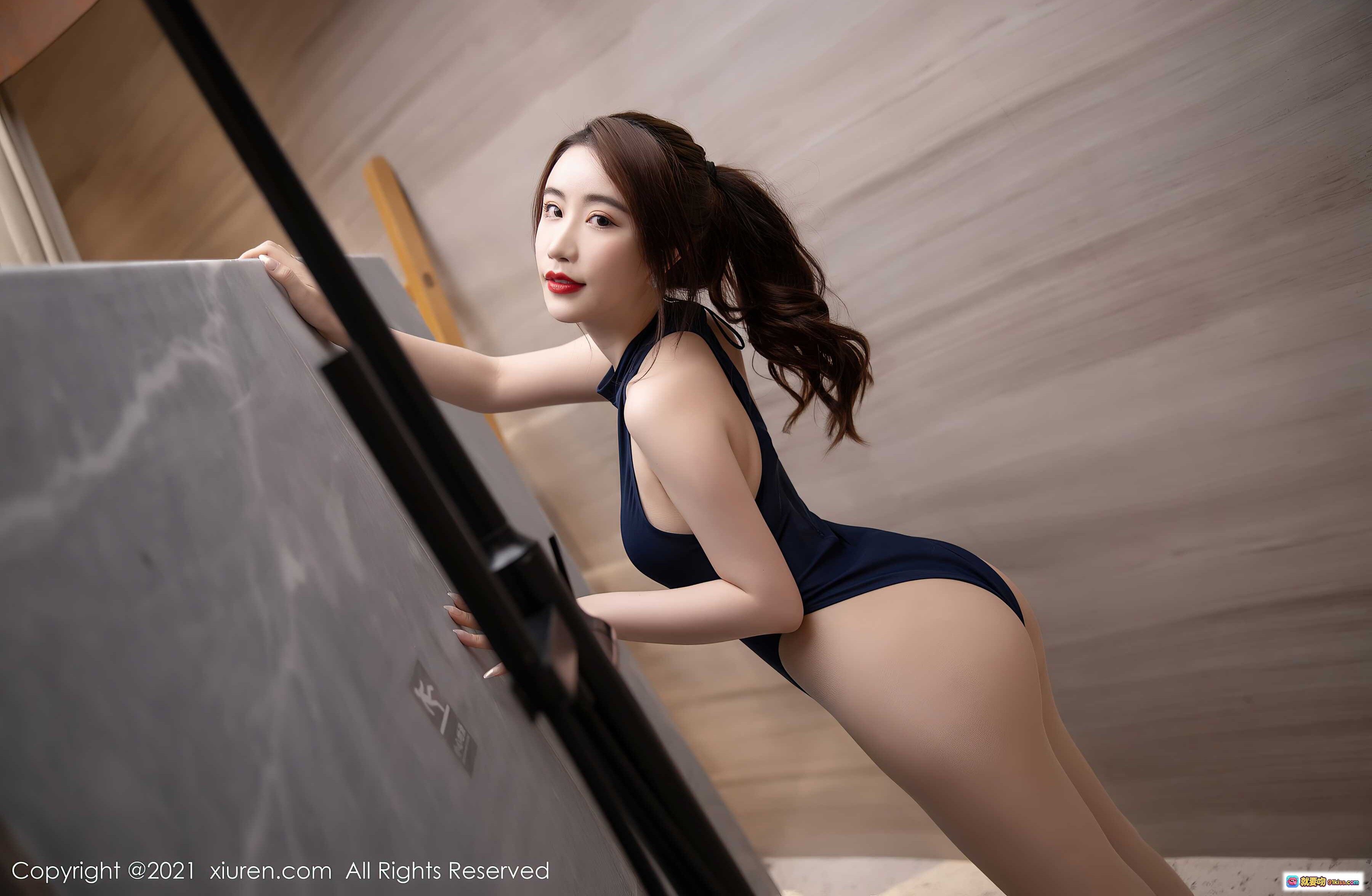 图片[4] - Cherry绯月樱浴室写真｜深蓝泳衣+白高跟+大理石浴缸+绿植背景｜秀人网No.3327性感美腿私房照 - 就要吻