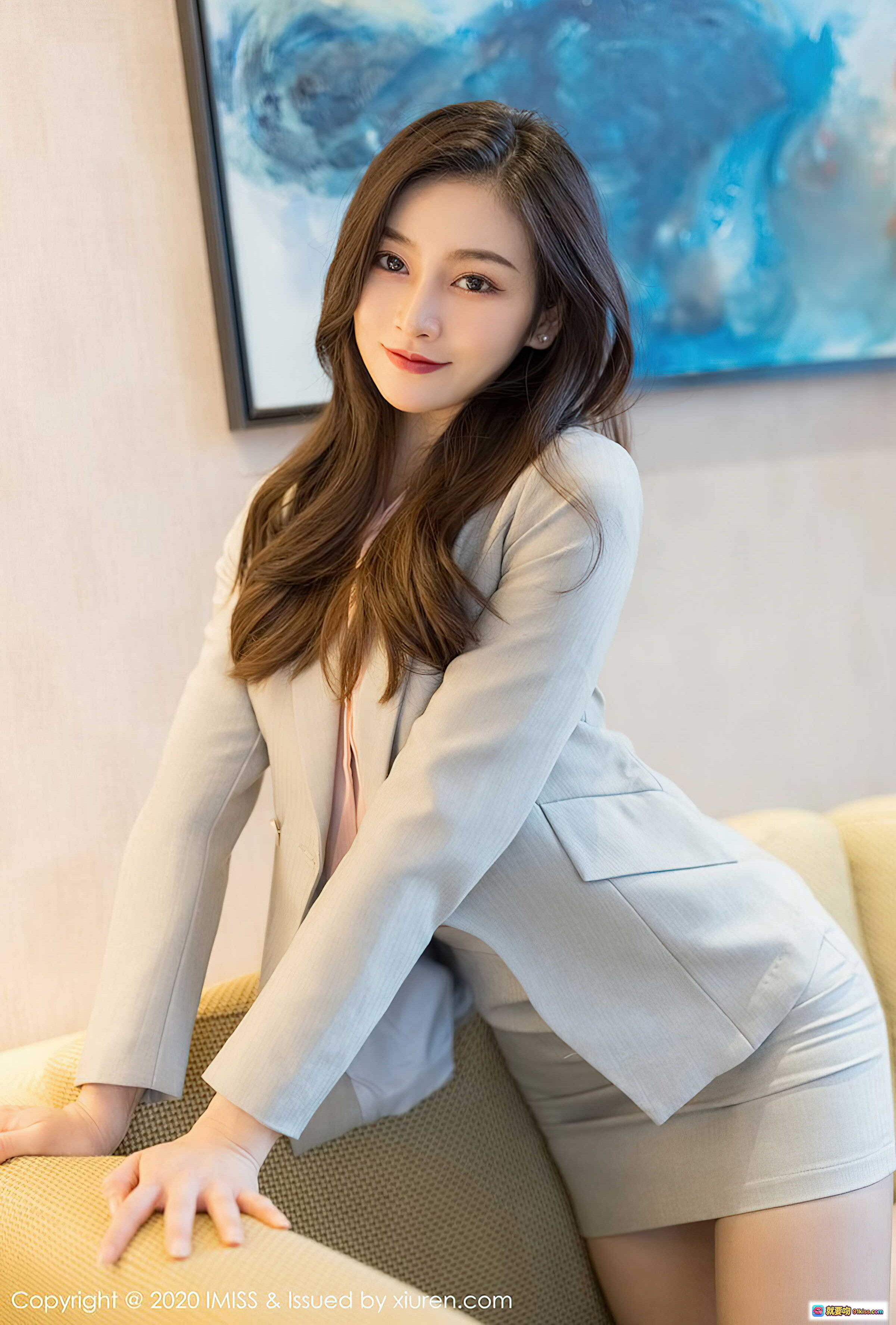 图片[9] - Vanessa优雅职场风写真｜浅灰西装套装搭配粉色系带衬衫｜手持咖啡杯都市丽人造型｜IMiss 2020高清摄影集 - 就要吻