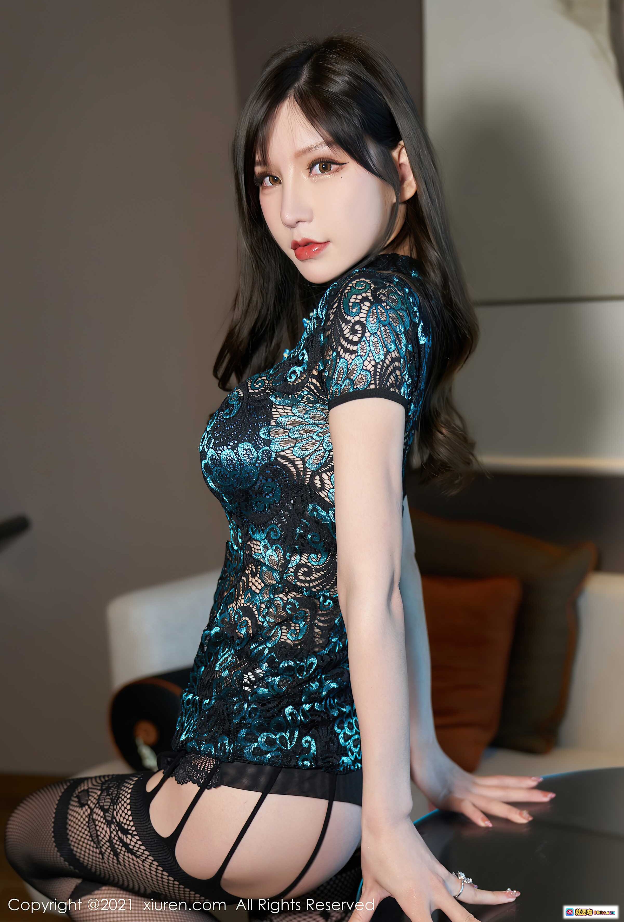 图片[4] - 周于希Sandy性感蕾丝旗袍写真｜黑蓝刺绣包臀裙+渔网袜美腿诱惑｜XIUREN秀人网2021.05.06 VOL.3374 - 就要吻