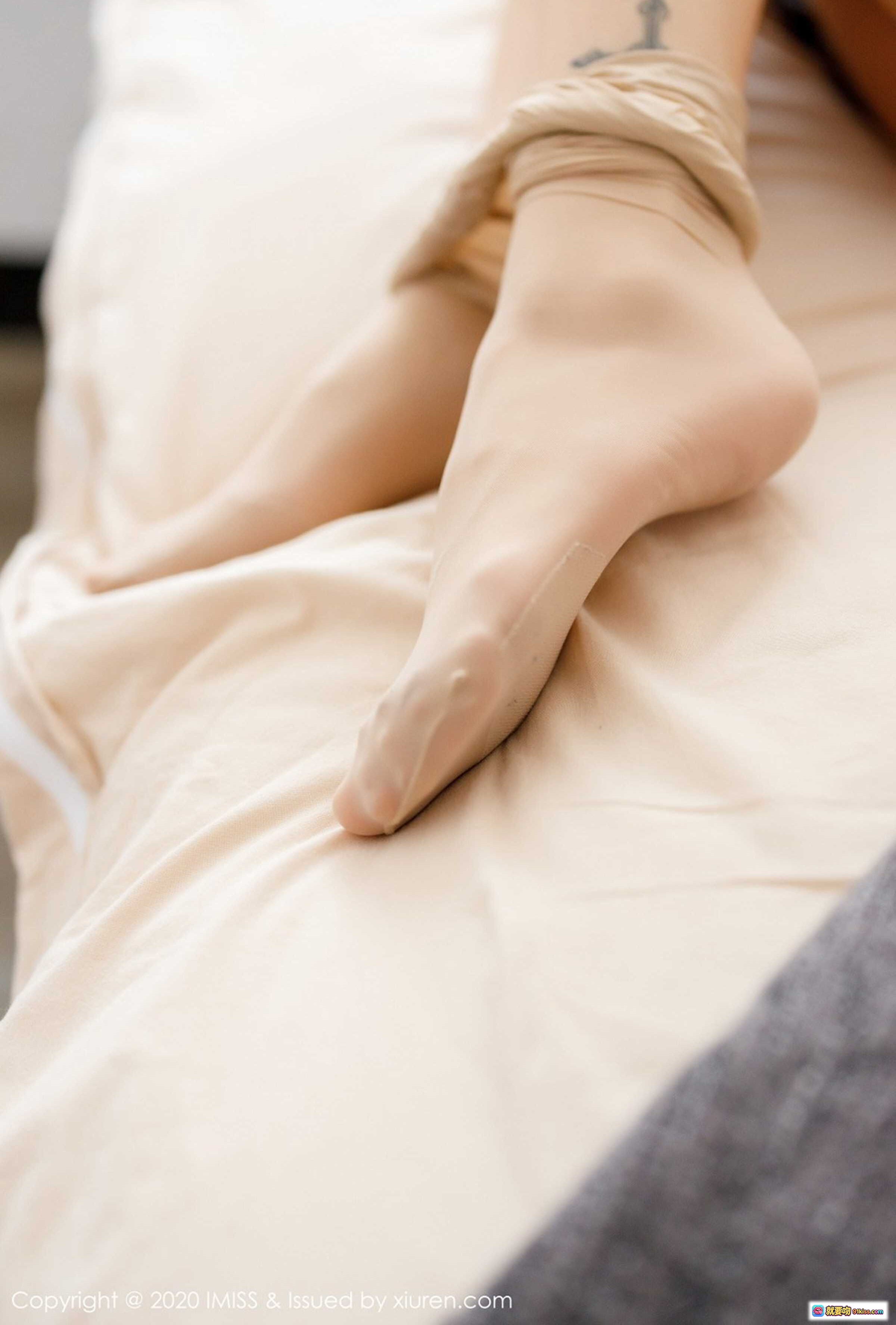 图片[4] - IMiss 2020.05.13 Vol.469 Luvian 本能写真｜粉色针织上衣+米色短裤居家沙发美腿私房照 - 就要吻