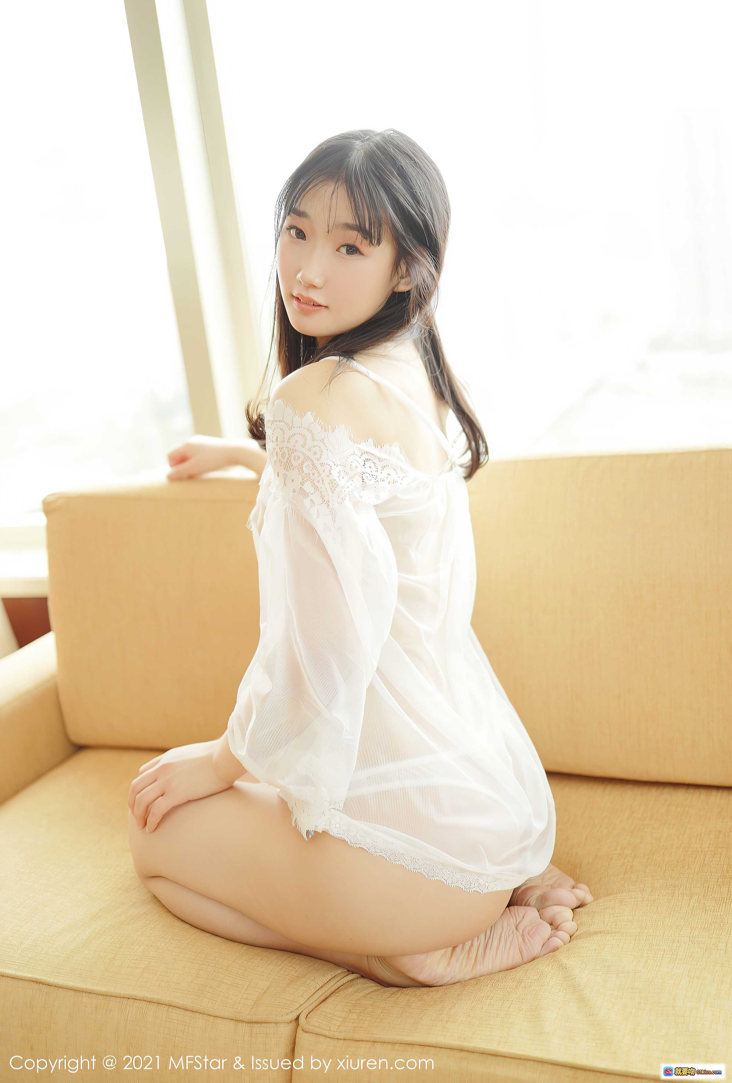 图片[10] - MFStar模范学院2021.03.18 Vol.470 母崽崽 白色蕾丝睡衣 沙发写真 美腿玉足 室内自然光 优雅性感私房照 - 就要吻