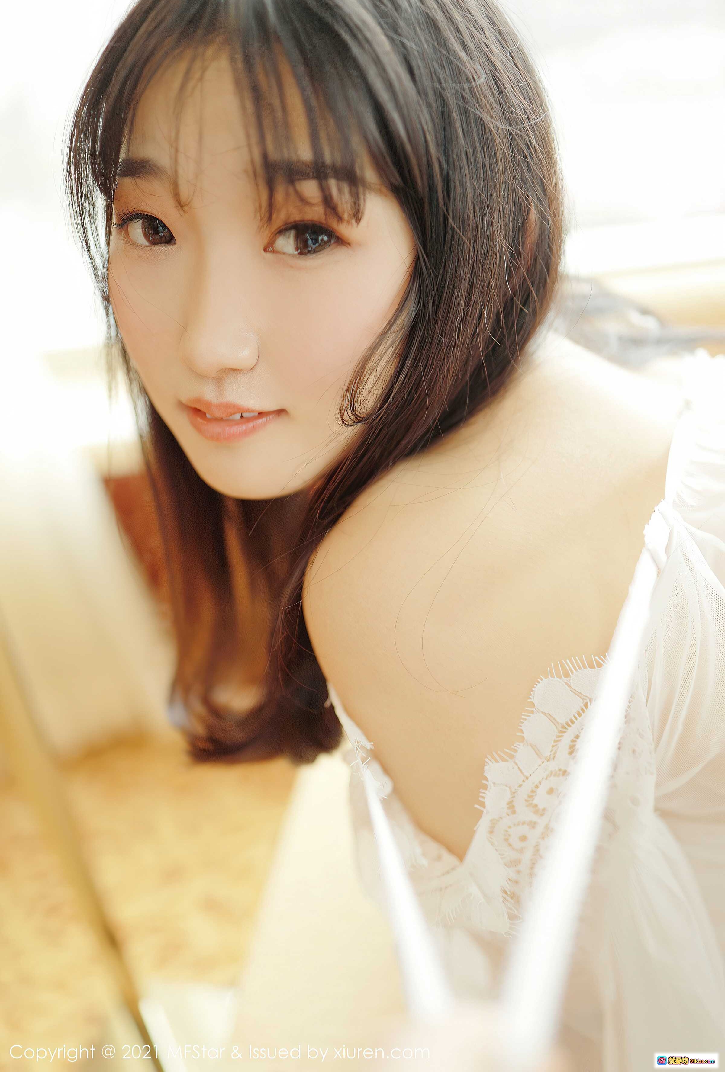 图片[7] - MFStar模范学院2021.03.18 Vol.470 母崽崽 白色蕾丝睡衣 沙发写真 美腿玉足 室内自然光 优雅性感私房照 - 就要吻