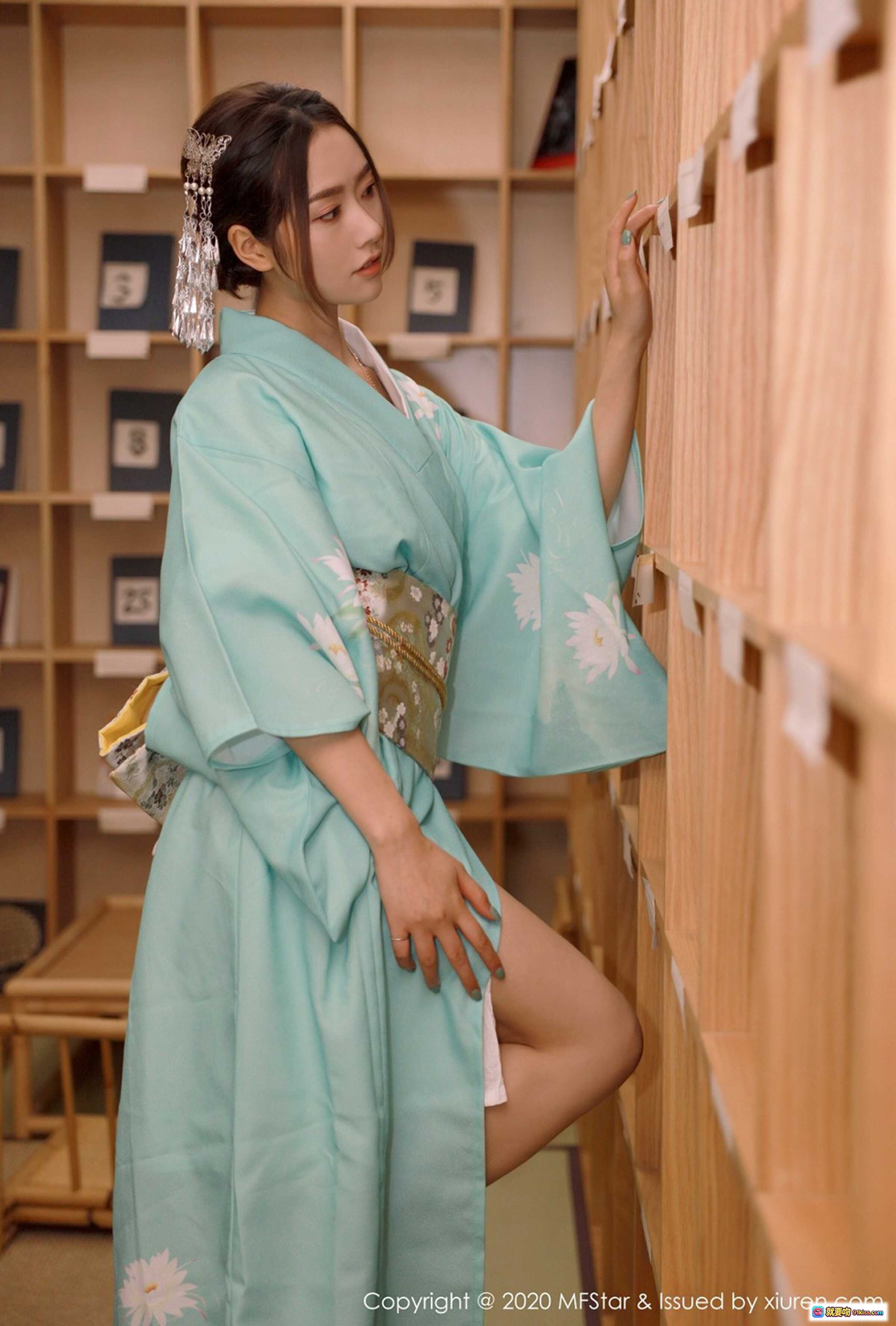 图片[1] - 方子萱和服写真 | MFStar模范学院Vol.332 | 浅蓝花卉浴衣 | 日式书架场景 | 优雅姿态 | 2020年高清摄影集 - 就要吻