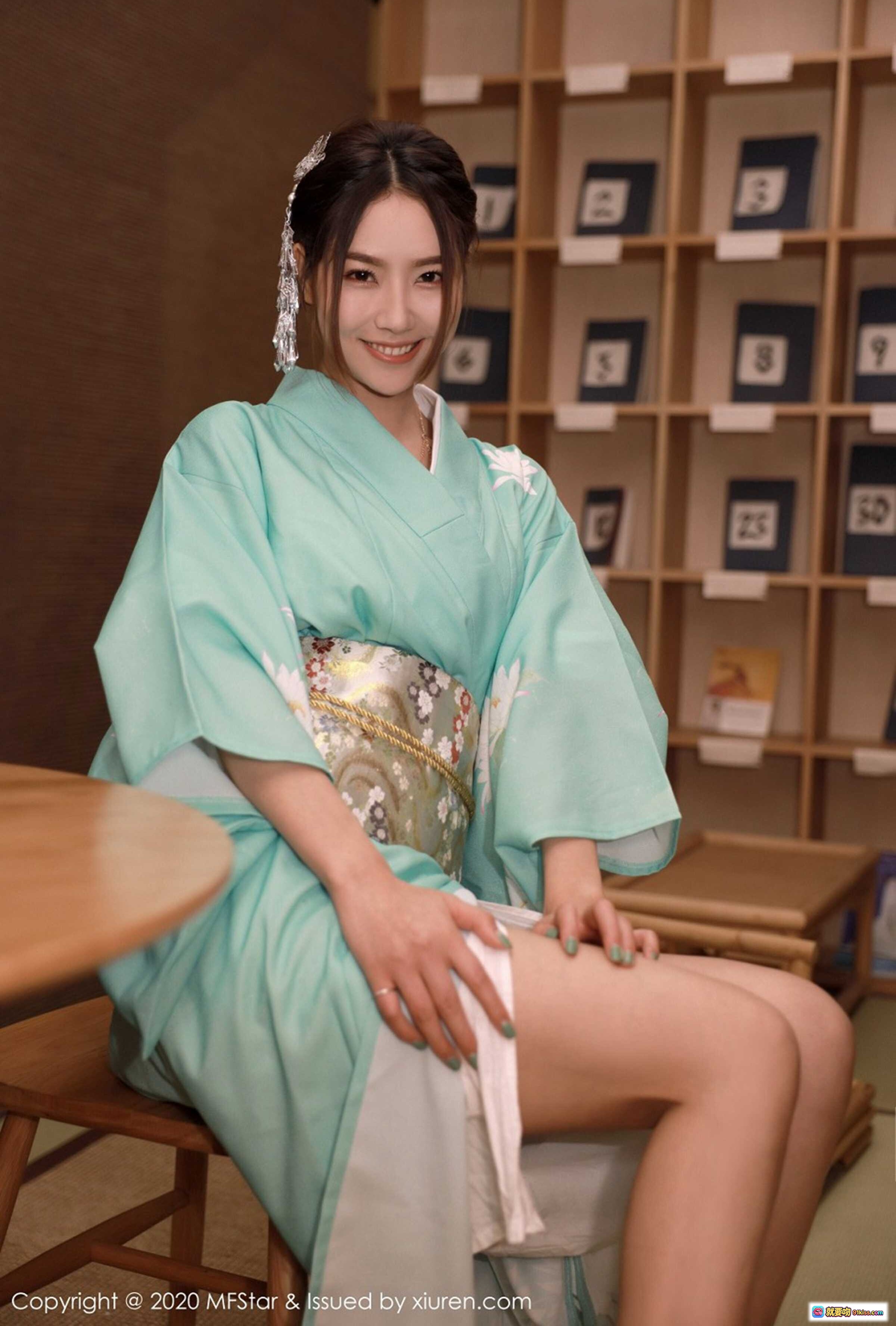 图片[8] - 方子萱和服写真 | MFStar模范学院Vol.332 | 浅蓝花卉浴衣 | 日式书架场景 | 优雅姿态 | 2020年高清摄影集 - 就要吻