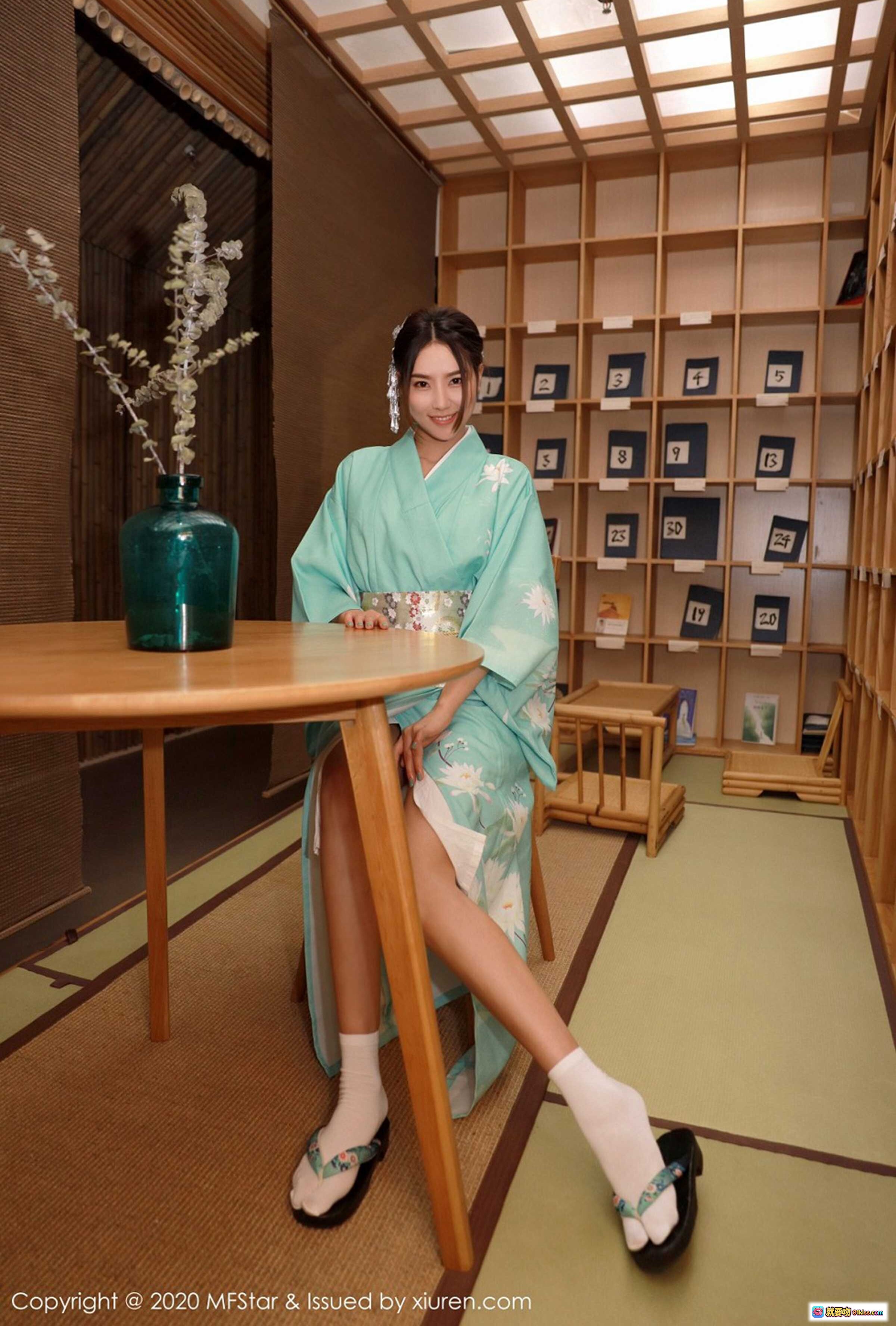 图片[5] - 方子萱和服写真 | MFStar模范学院Vol.332 | 浅蓝花卉浴衣 | 日式书架场景 | 优雅姿态 | 2020年高清摄影集 - 就要吻