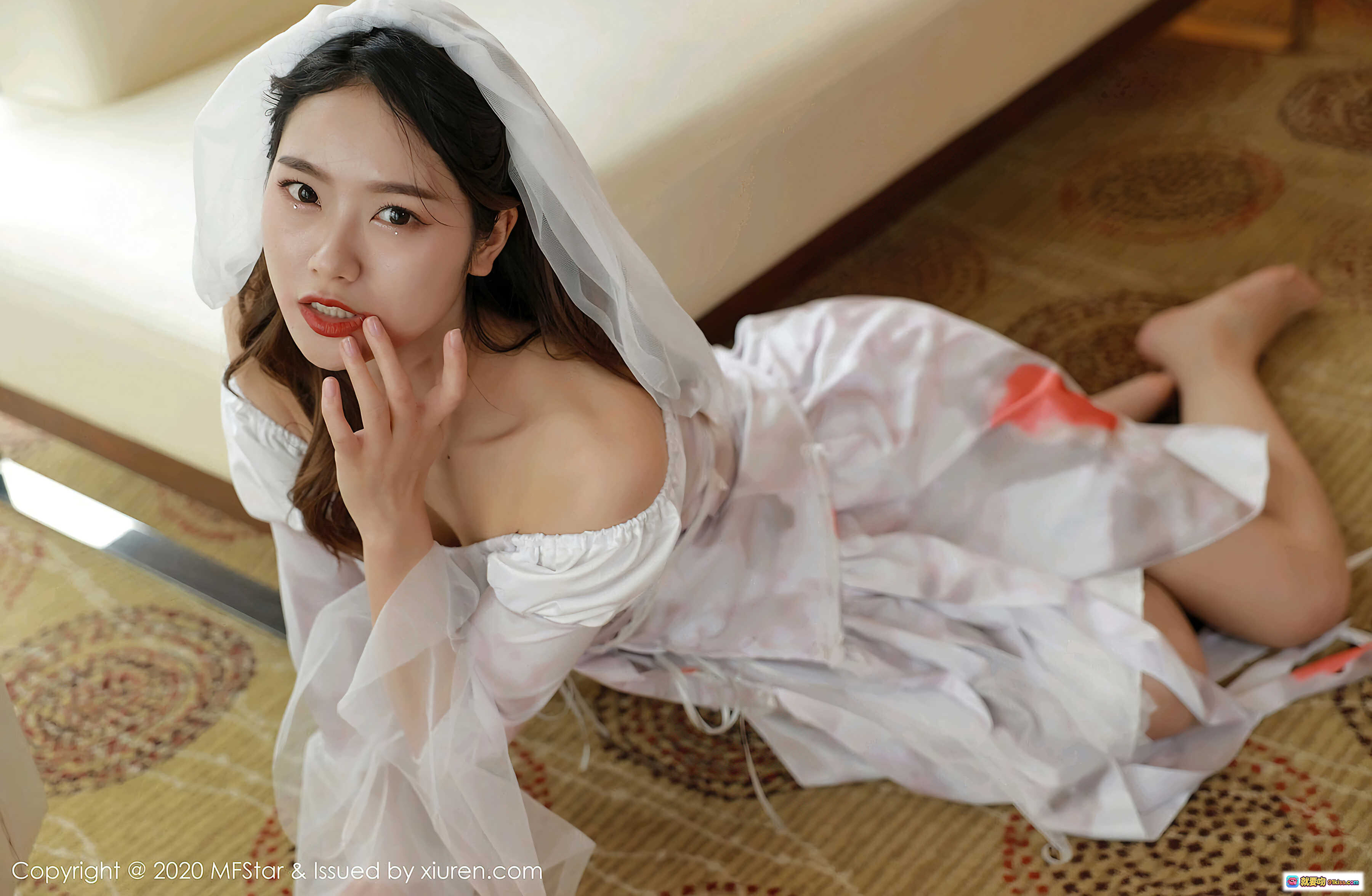 图片[6] - 方子萱白色婚纱裙写真｜MFStar模范学院VOL.408｜露肩设计+薄纱头纱+橙色点缀｜室内窗边柔光拍摄｜2020年10月30日发布 - 就要吻