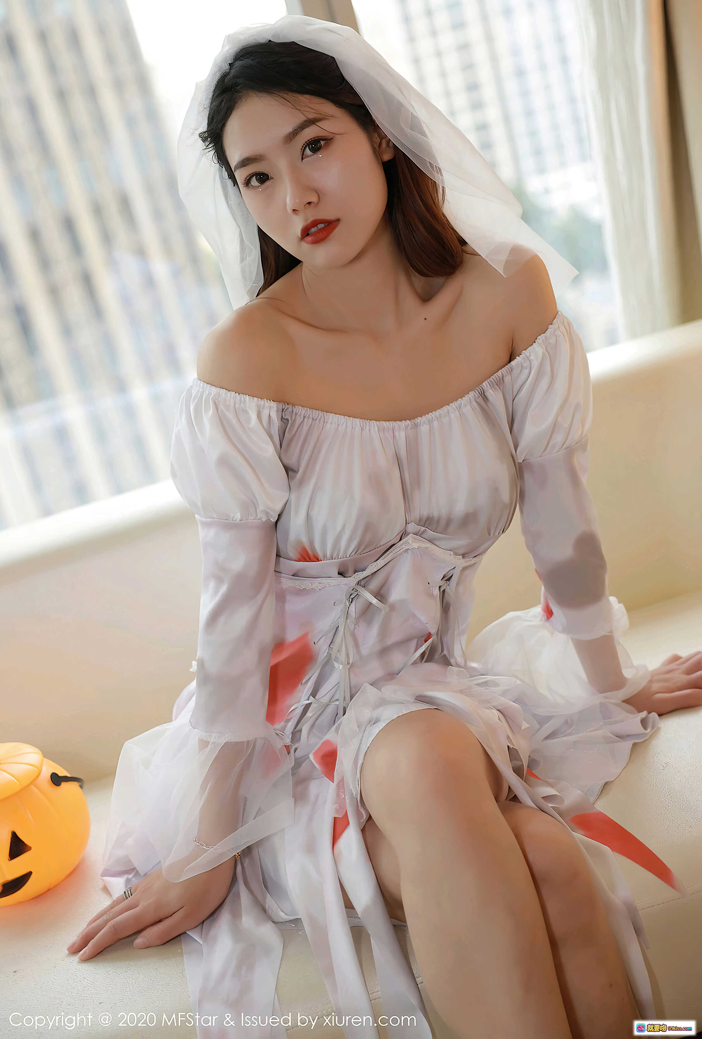 方子萱白色婚纱裙写真｜MFStar模范学院VOL.408｜露肩设计+薄纱头纱+橙色点缀｜室内窗边柔光拍摄｜2020年10月30日发布 - 就要吻