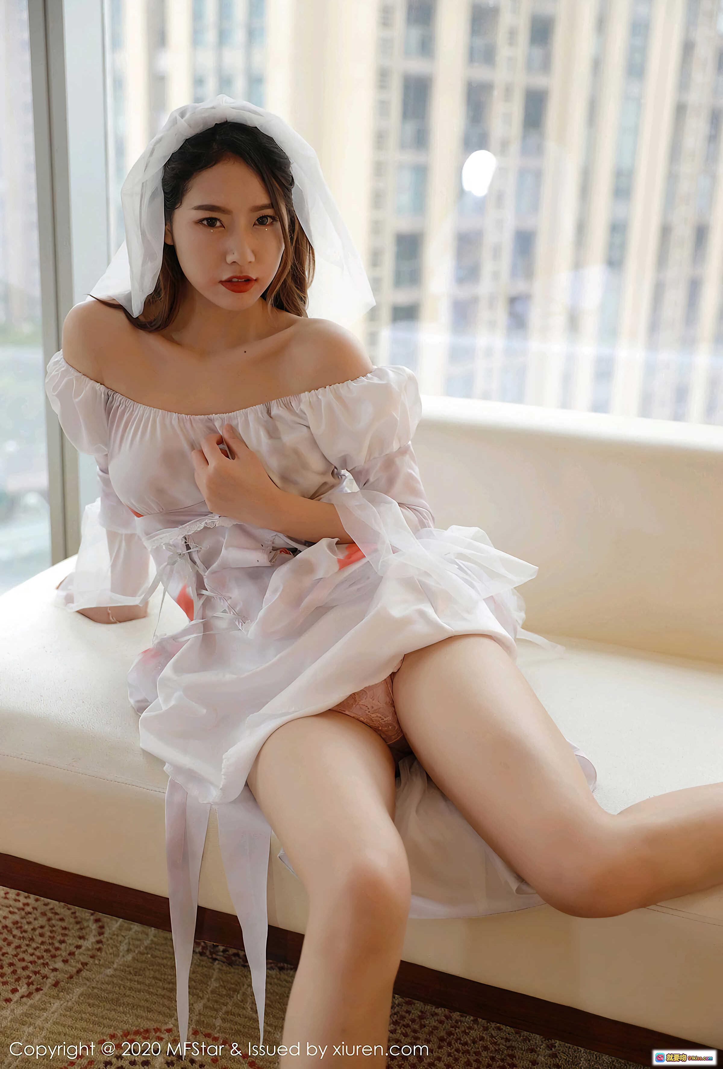 图片[2] - 方子萱白色婚纱裙写真｜MFStar模范学院VOL.408｜露肩设计+薄纱头纱+橙色点缀｜室内窗边柔光拍摄｜2020年10月30日发布 - 就要吻