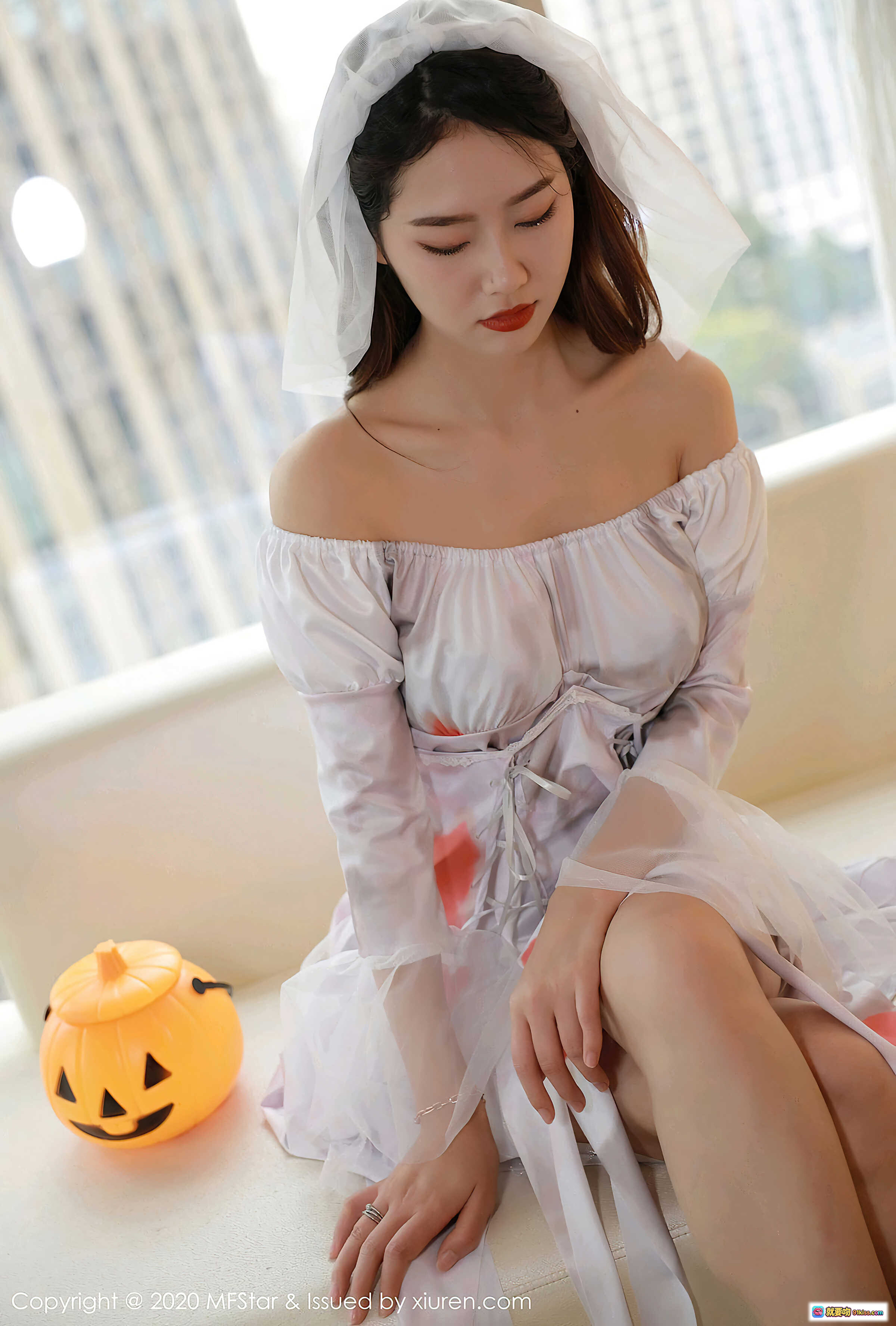 图片[7] - 方子萱白色婚纱裙写真｜MFStar模范学院VOL.408｜露肩设计+薄纱头纱+橙色点缀｜室内窗边柔光拍摄｜2020年10月30日发布 - 就要吻