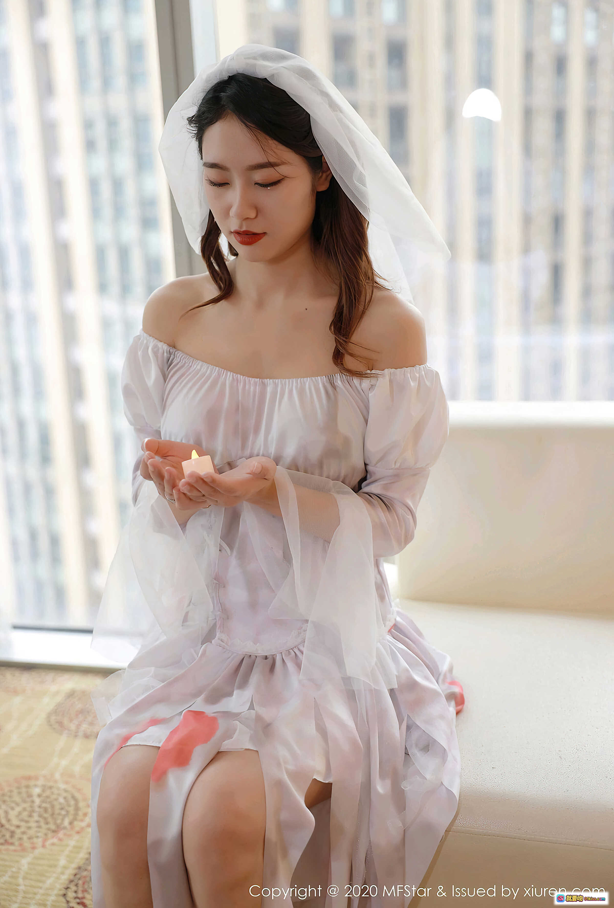 图片[3] - 方子萱白色婚纱裙写真｜MFStar模范学院VOL.408｜露肩设计+薄纱头纱+橙色点缀｜室内窗边柔光拍摄｜2020年10月30日发布 - 就要吻