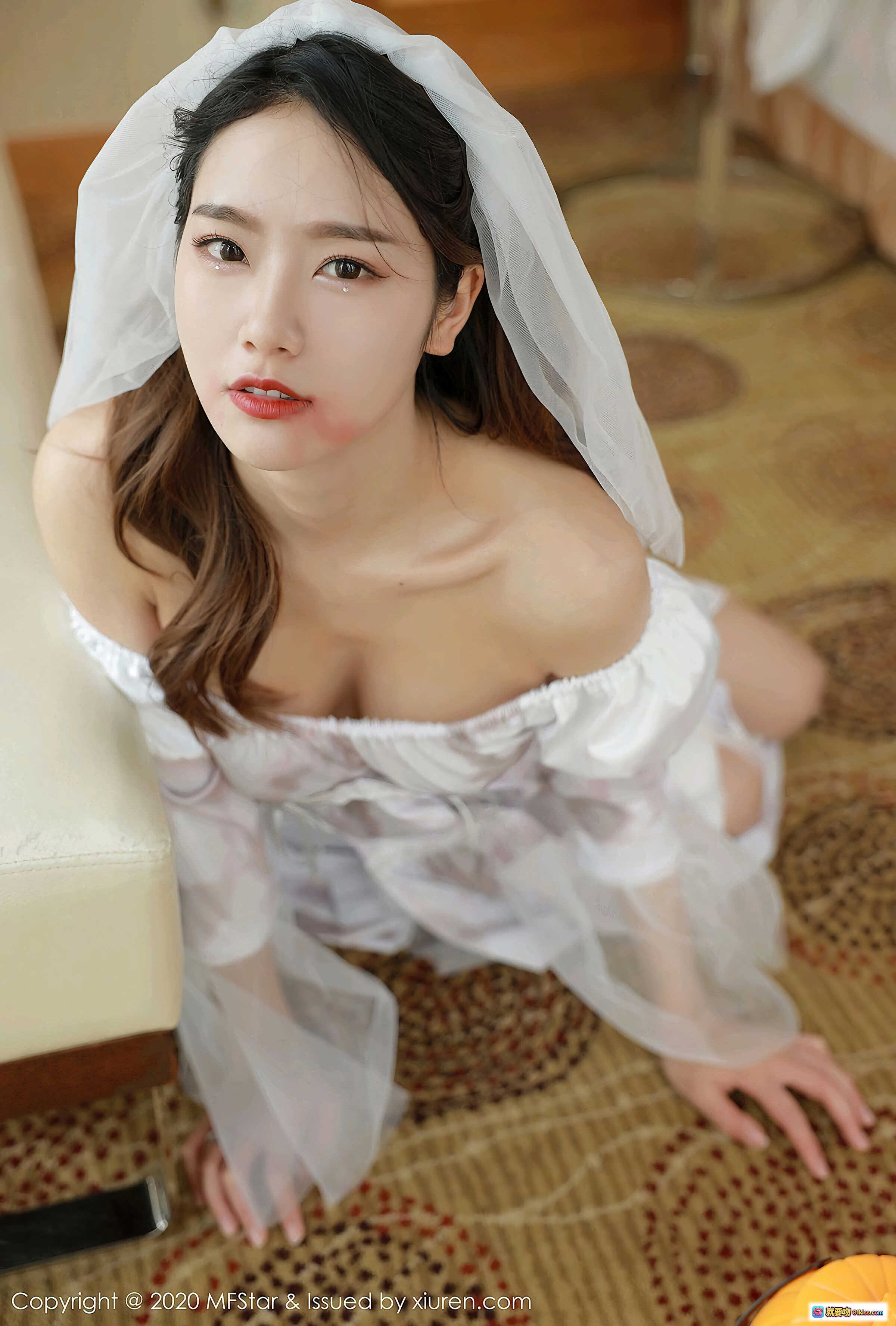 图片[9] - 方子萱白色婚纱裙写真｜MFStar模范学院VOL.408｜露肩设计+薄纱头纱+橙色点缀｜室内窗边柔光拍摄｜2020年10月30日发布 - 就要吻