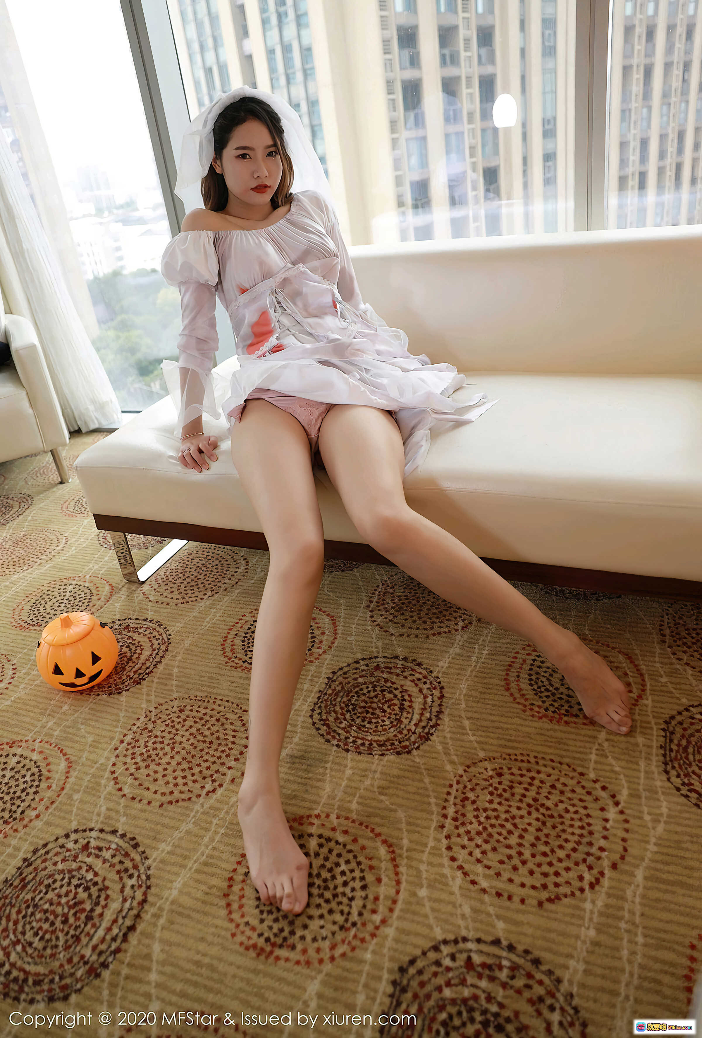 图片[5] - 方子萱白色婚纱裙写真｜MFStar模范学院VOL.408｜露肩设计+薄纱头纱+橙色点缀｜室内窗边柔光拍摄｜2020年10月30日发布 - 就要吻