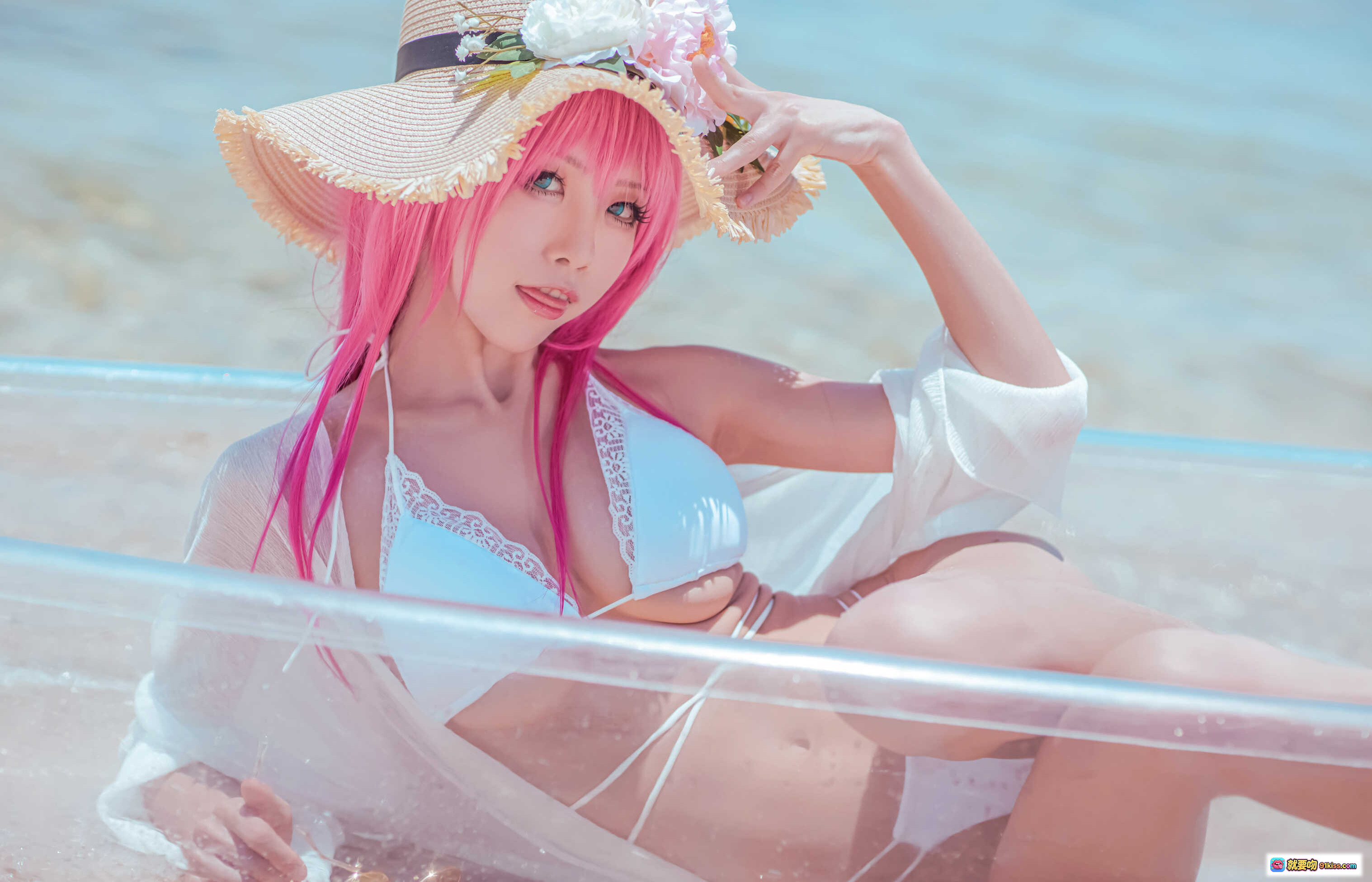 图片[1] - 水淼NO.064絮库夫泳装写真｜粉发少女海滩度假风｜蕾丝比基尼+草帽花饰｜透明罩衫性感清新风 - 就要吻