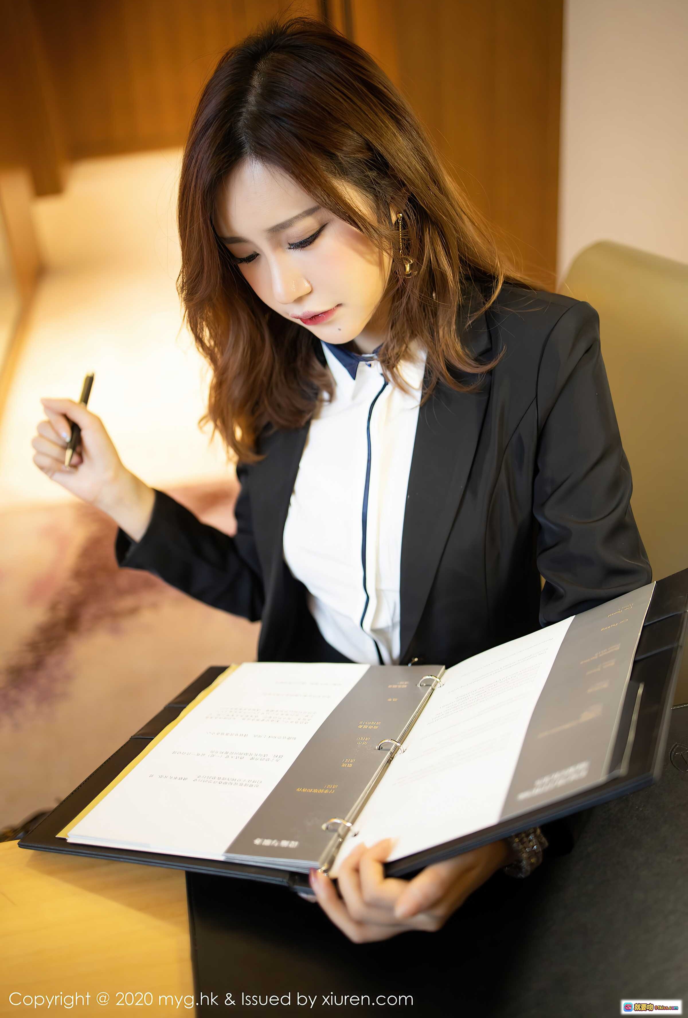 图片[7] - 绮里嘉ula职场OL写真｜黑色西装套装+白衬衫+黑丝美腿｜MyGirl美媛馆VOL.469高清图集 - 就要吻