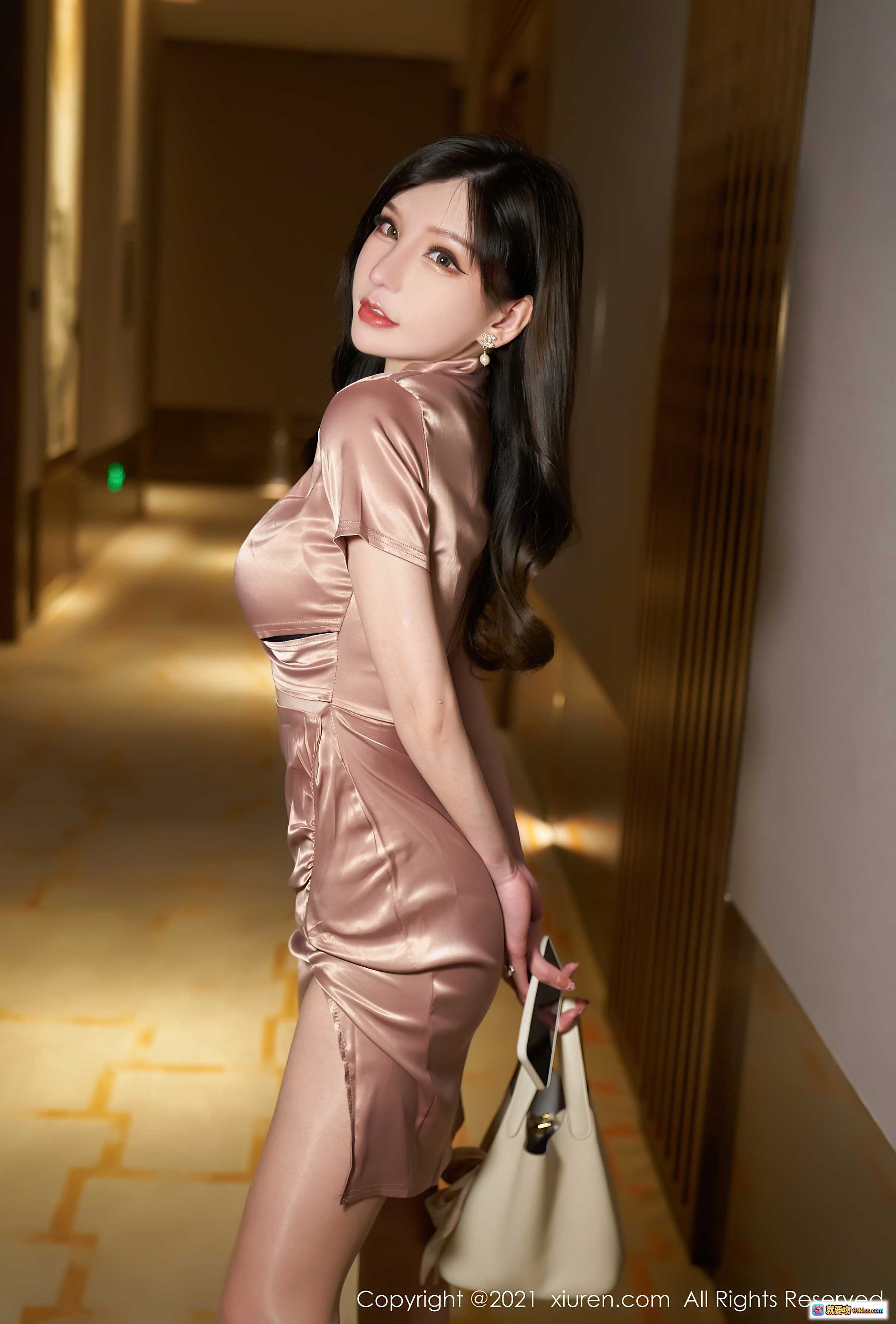 图片[8] - 周于希Sandy粉色缎面旗袍写真｜优雅性感私房照｜秀人网2021精选高清图集 - 就要吻